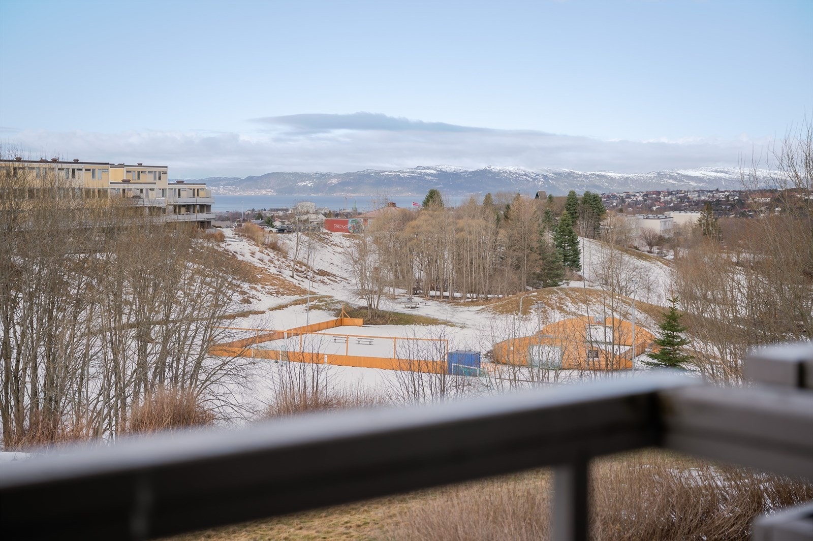 Herfra er det en fantastisk utsikt mot vesthimmelen, Trondheimsfjorden og de store fellesarealene i borettslaget. Galleribilde