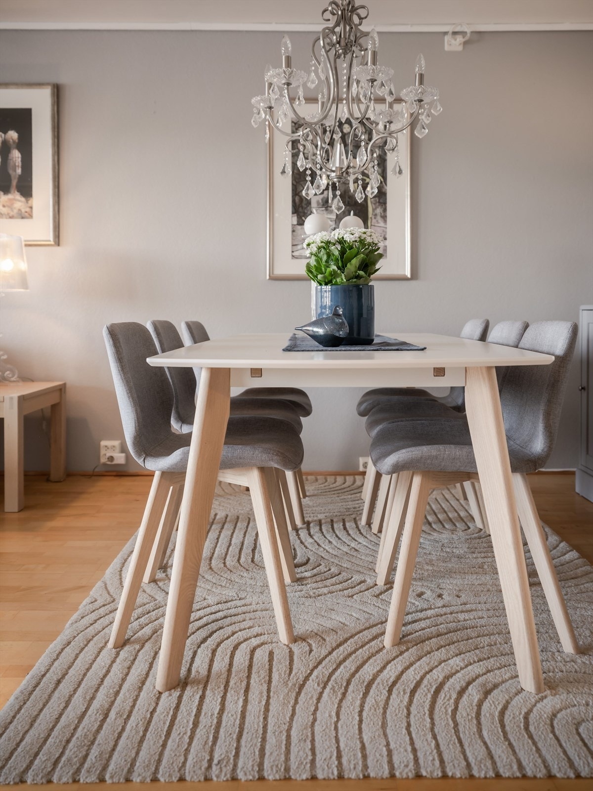 Stuen har parkett på gulvet og malte vegger i behagelig farge. Galleribilde