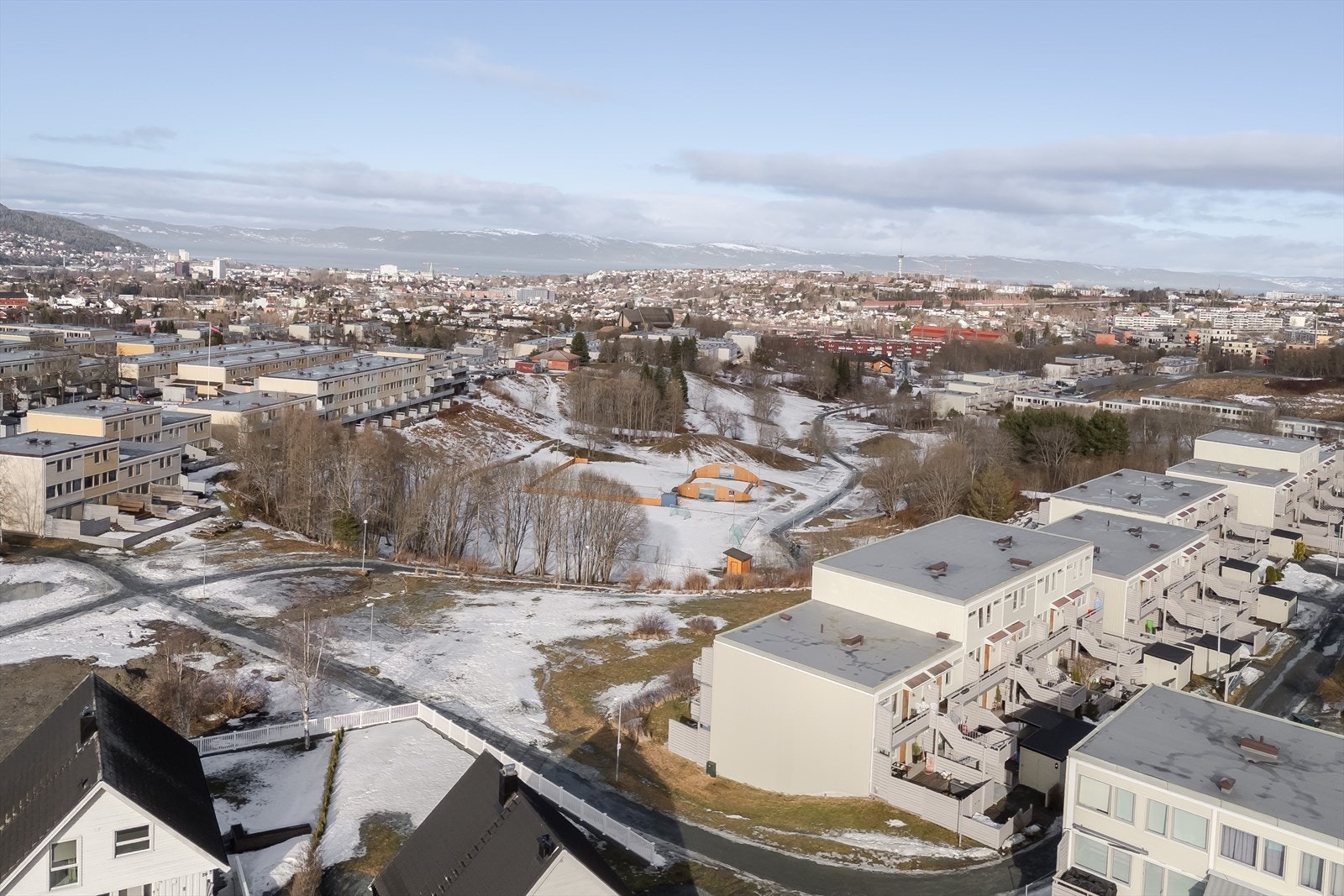 Borettslaget har store, fine grøntområder rundt husene og flere lekeplasser fordelt på tunene. Galleribilde