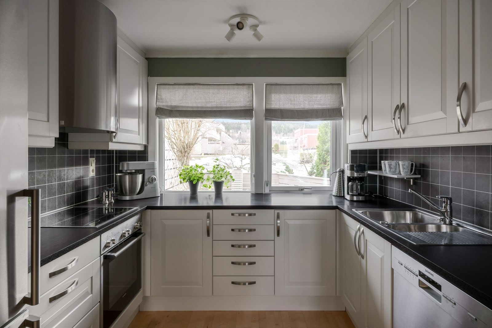 Lys innredning med mye skap- og benkeplass samt store vindusflater. Galleribilde