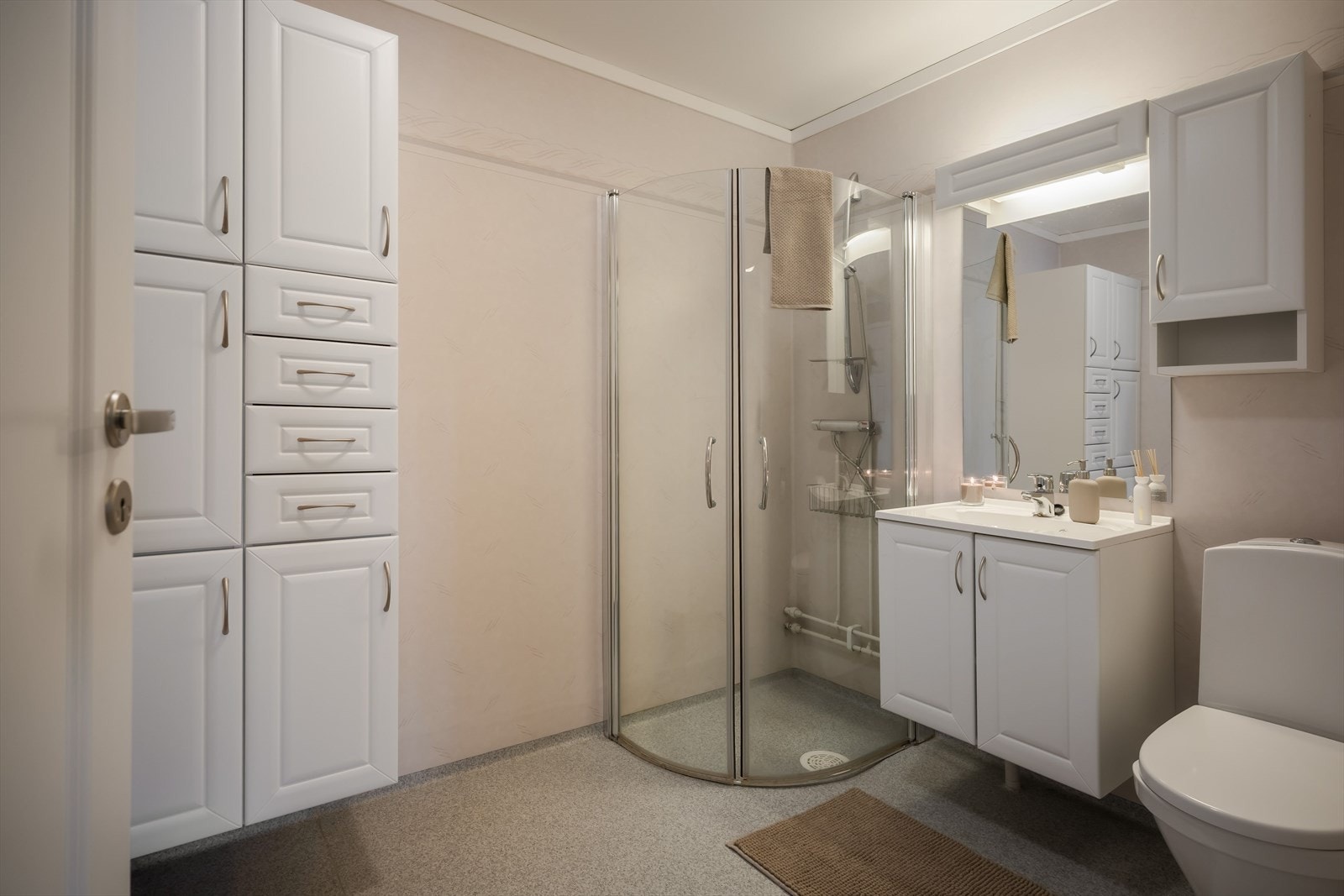 Baderommet er på 5 kvm og har våtromsbelegg på gulv med varmekabler. Galleribilde