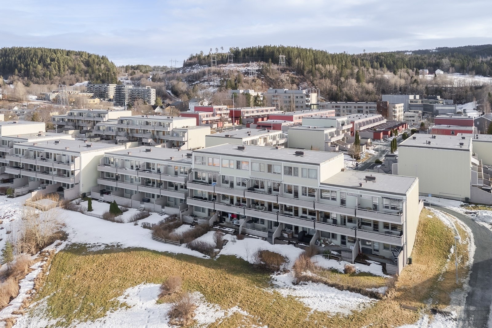 Leiligheten har en av de bedre beliggenhetene i borettslaget, helt på enden og i fronten av et rolig og familievennlig tun på Risvollan. Galleribilde