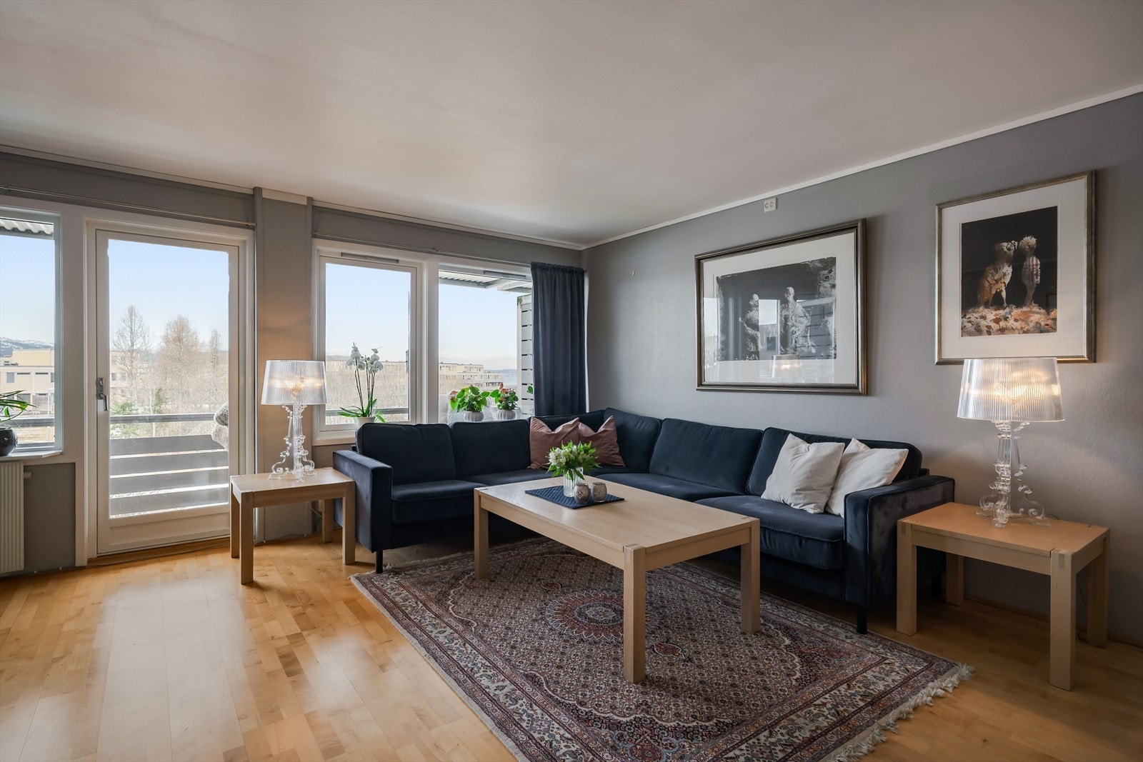 Vindusflatene sørger for rikelig med naturlig innlys og herfra har du en nydelig utsikt. Galleribilde