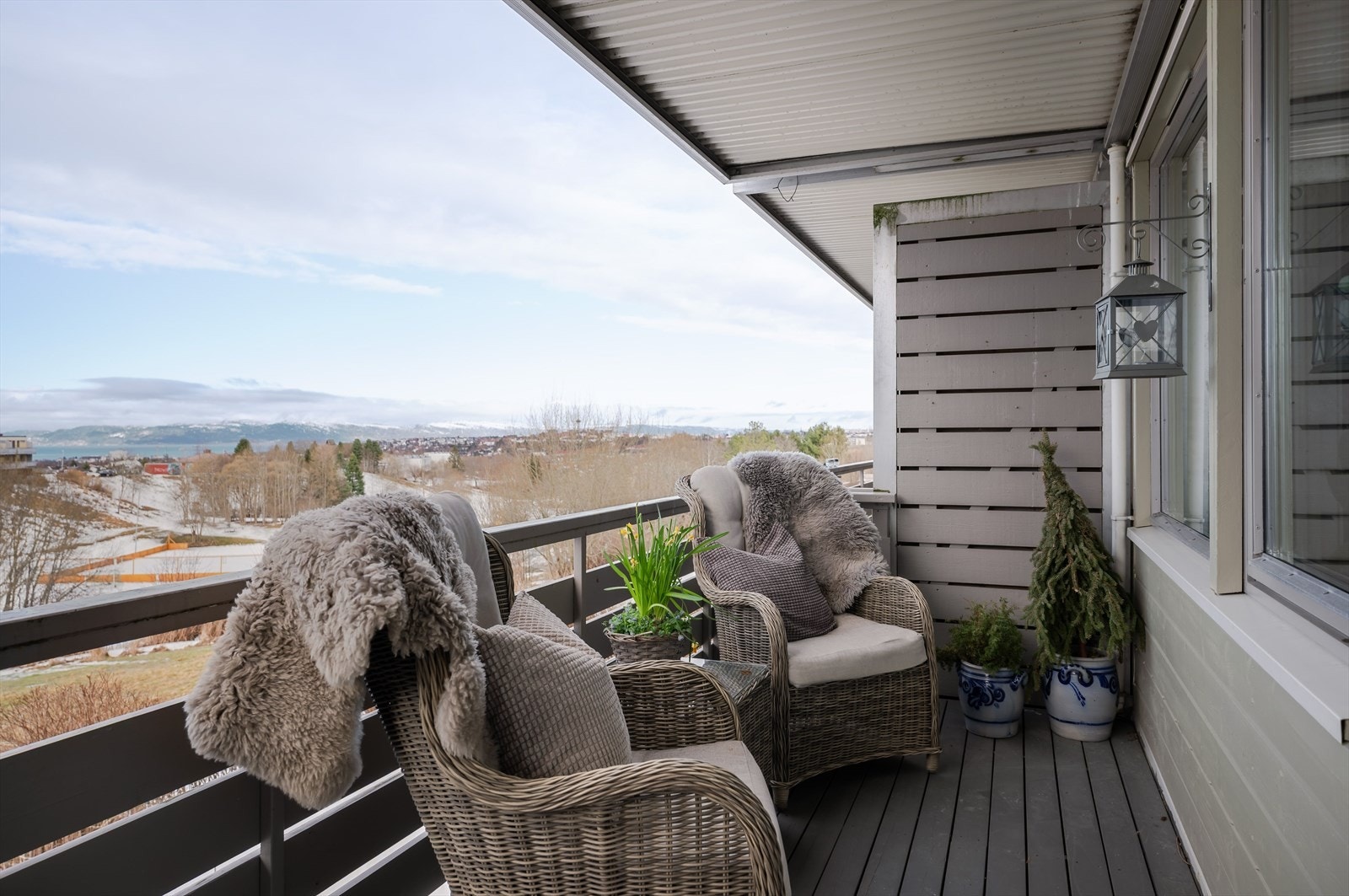 Vestvendt overbygget balkong på 9 kvm med en ettermiddag og kveldssol. Galleribilde