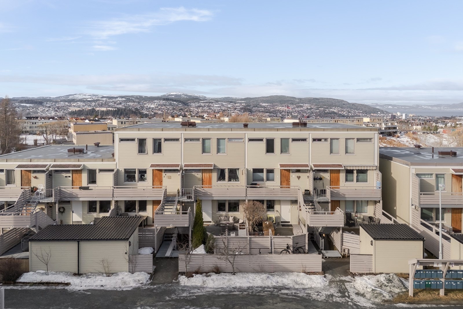 Boligen går 1. etasje og sokkeletasje helt i front av feltet. Galleribilde