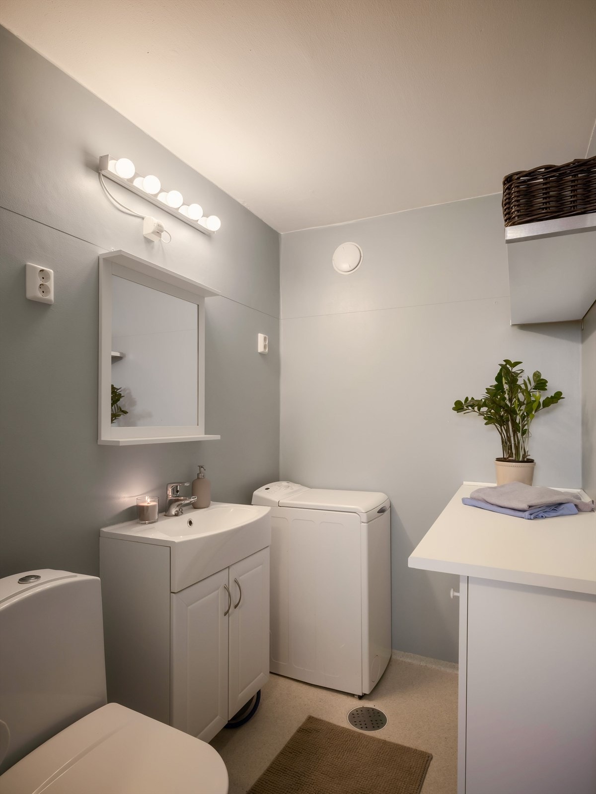 Vaskerommet ligger praktisk plassert rett ved entréen. Galleribilde