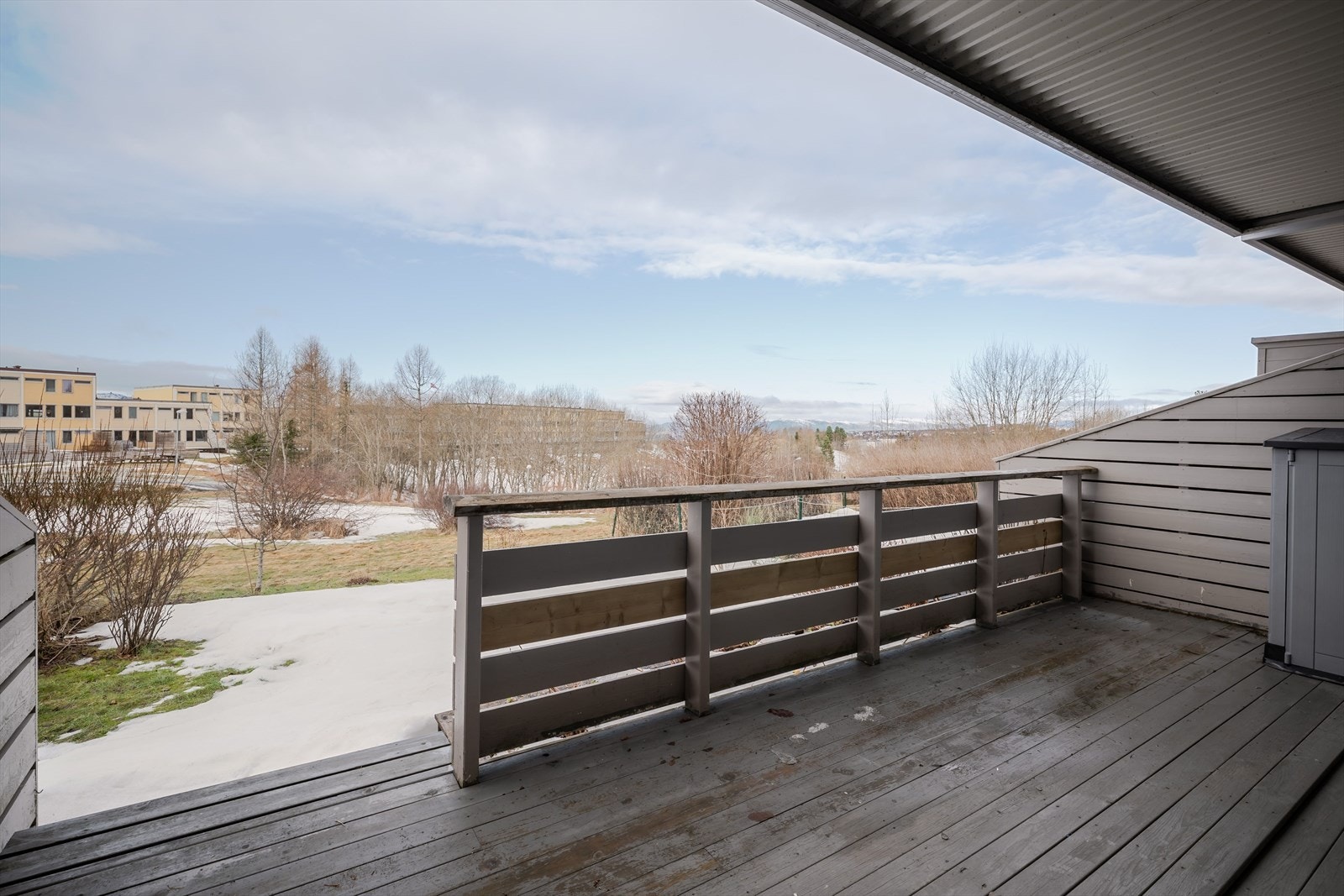 Delvis overbygd markterrassen på 13 kvm som ligger skjermet til med levegg mot nabo. Herfra har nedgang til hagen som grenser til borettslagets store grøntområder. Galleribilde