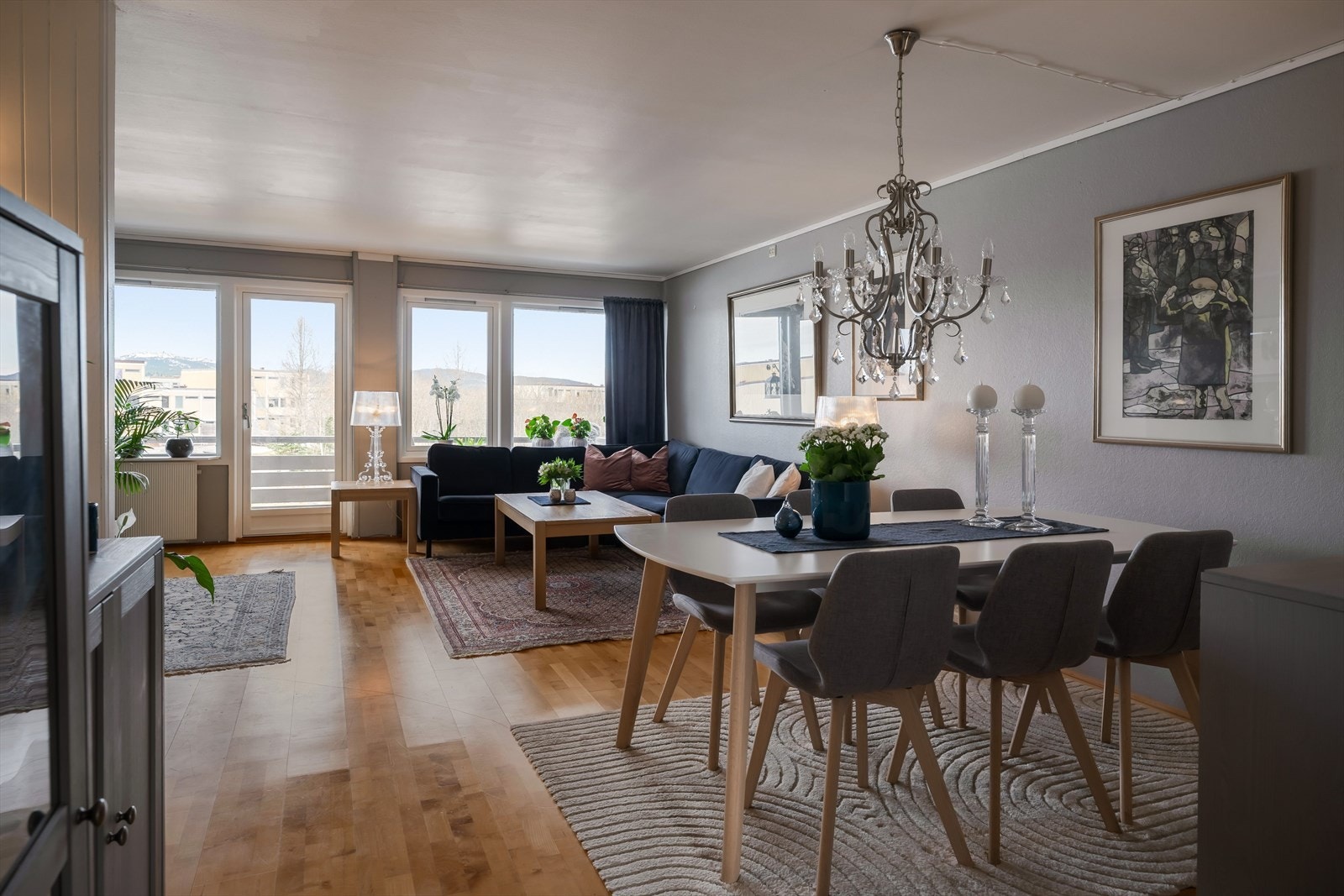 Videre har du spisestuen og stuen på ca. 37 kvm. Galleribilde