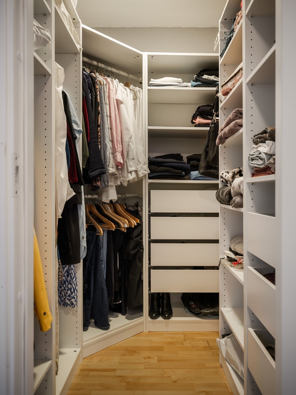 Boligen byr på mye lagringsplass i form av garderoberom på ca. 4 kvm. og to egne boder. Galleribilde