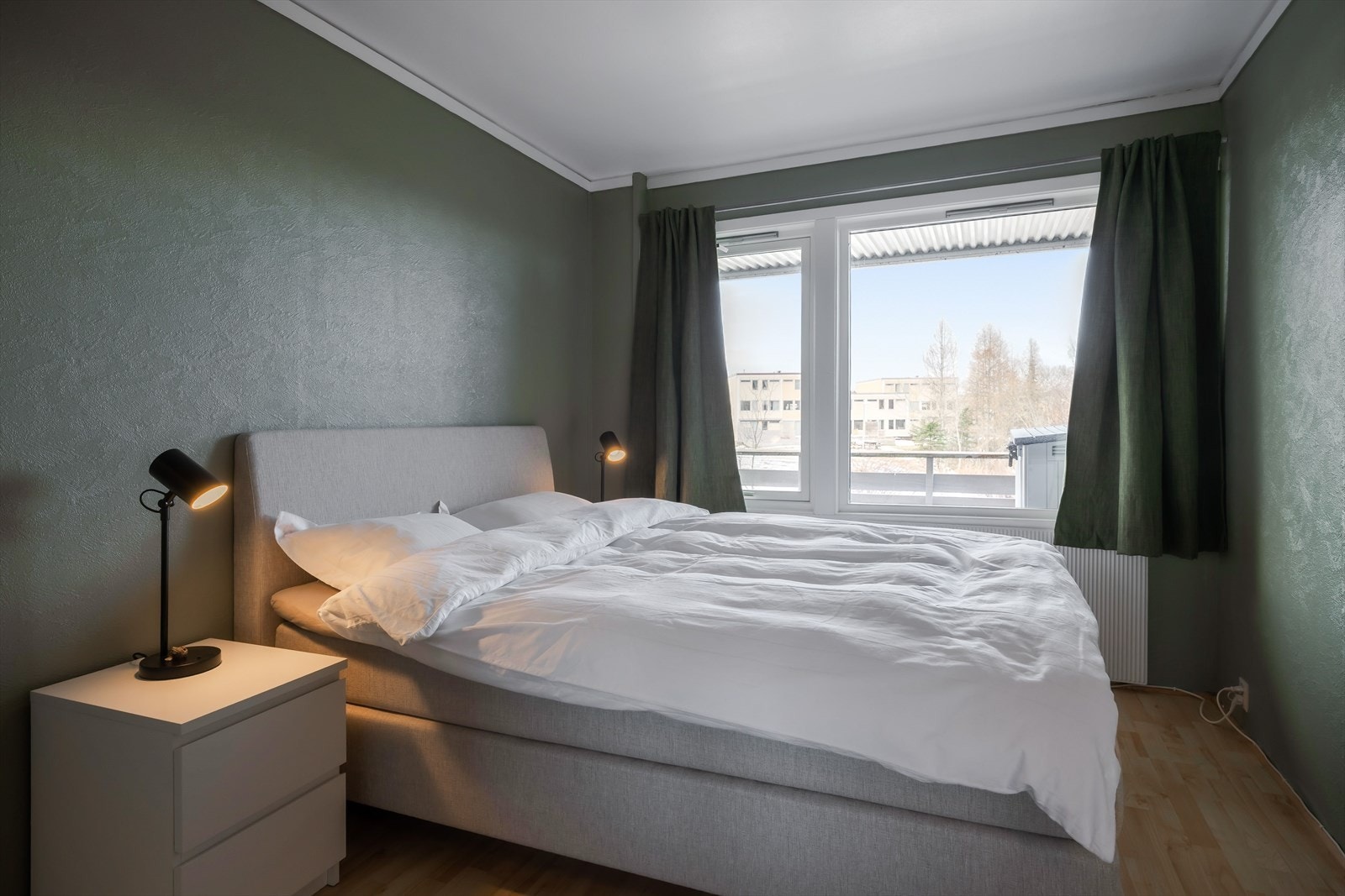 Begge rommene har god plass til seng, nattbord og kontorpult. Galleribilde