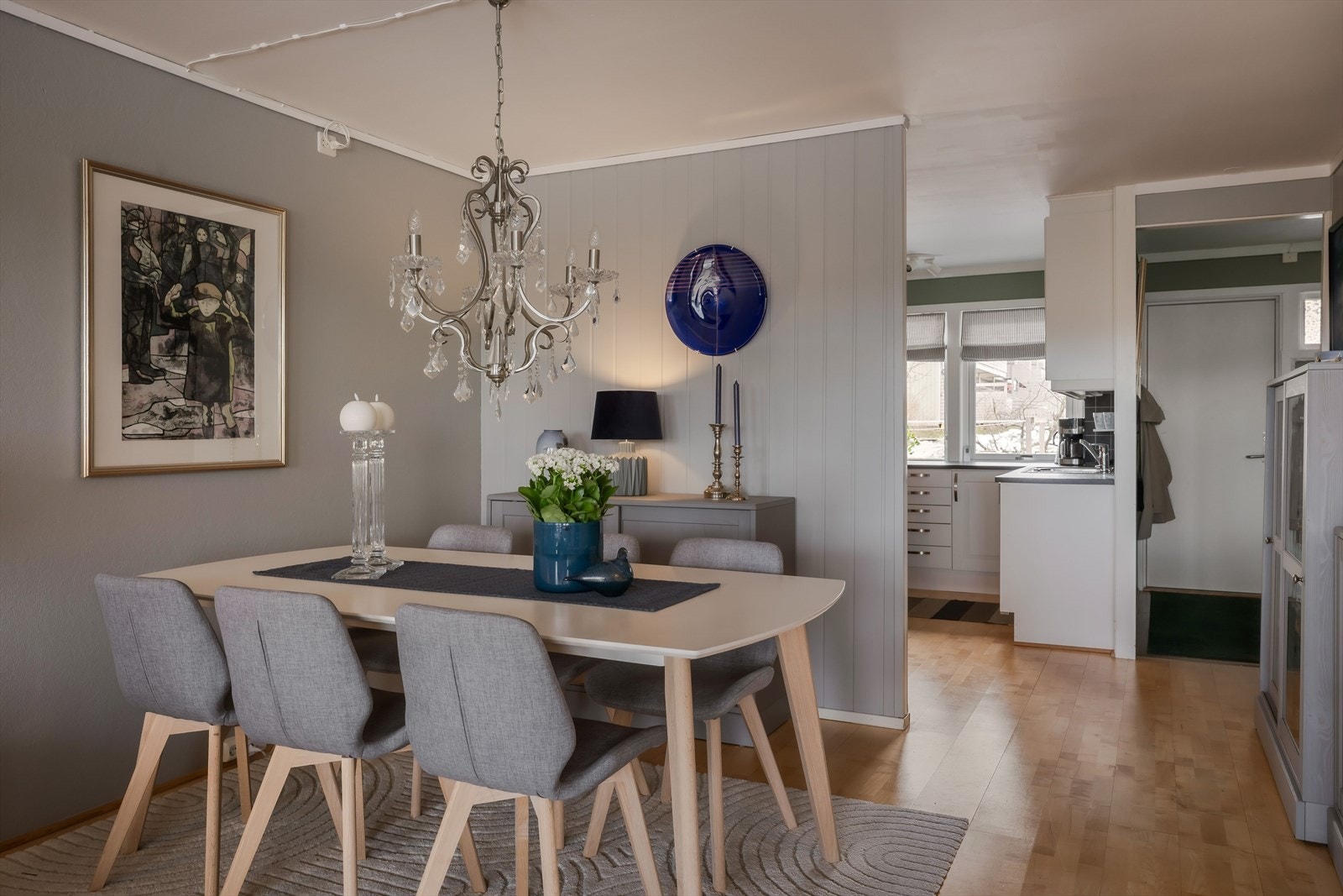 Spisebordet ligger praktisk plassert rett ved kjøkkenet. Galleribilde