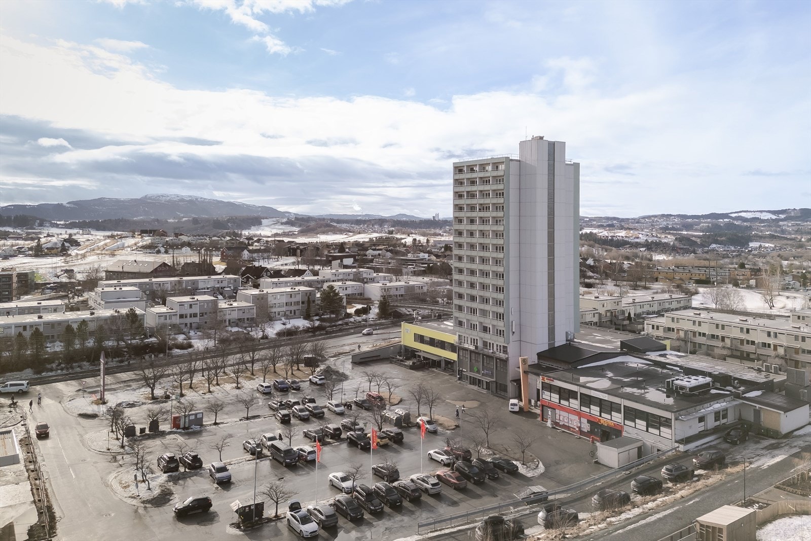 Risvollan senter har et bredt utvalg av dagligvare- og servicefunksjoner, og rommer blant annet Coop Extra med post-i-butikk. Galleribilde