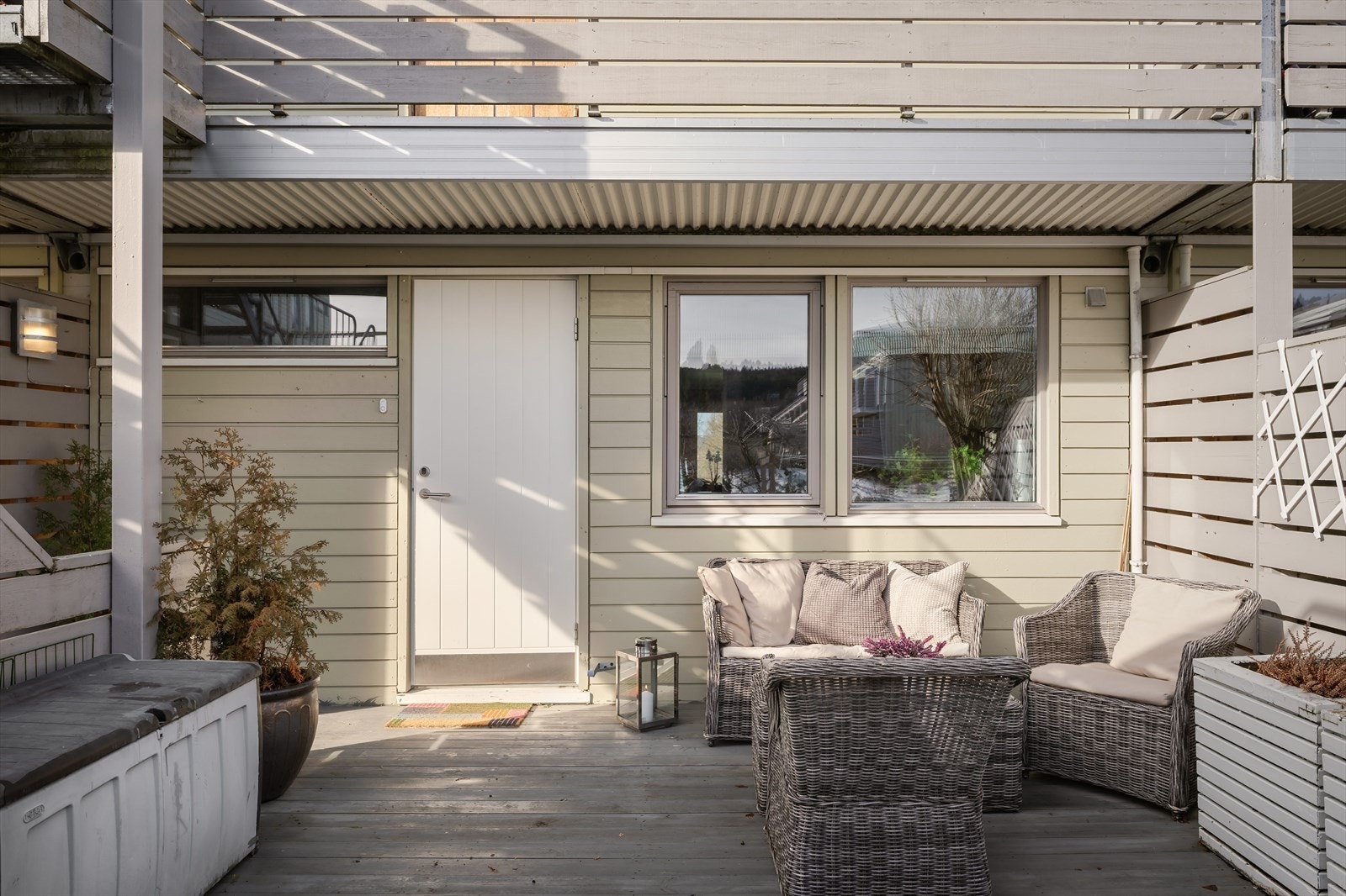 Ved inngangspartiet har man en østvendt terrasse på hele 20 kvm. Galleribilde