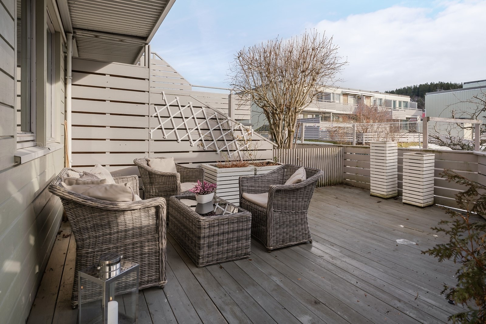 Her er det god plass til ønsket utendørsmøblement og man kan nyte morgen og ettermiddagsolen. Galleribilde