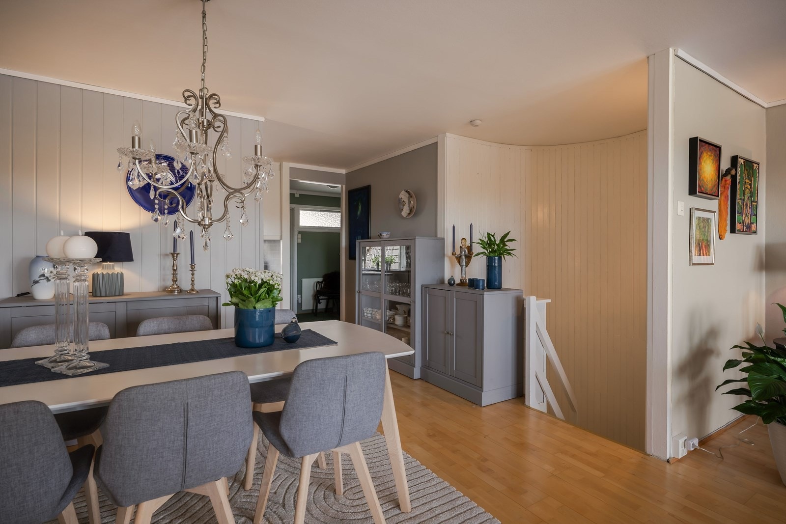 Tar du trappen ned til sokkel etasjen har du adgang til garderoberom, boder, soverommene og baderommet. Trapperommet er malt i en lys farge og binder etasjene naturlig sammen. Galleribilde