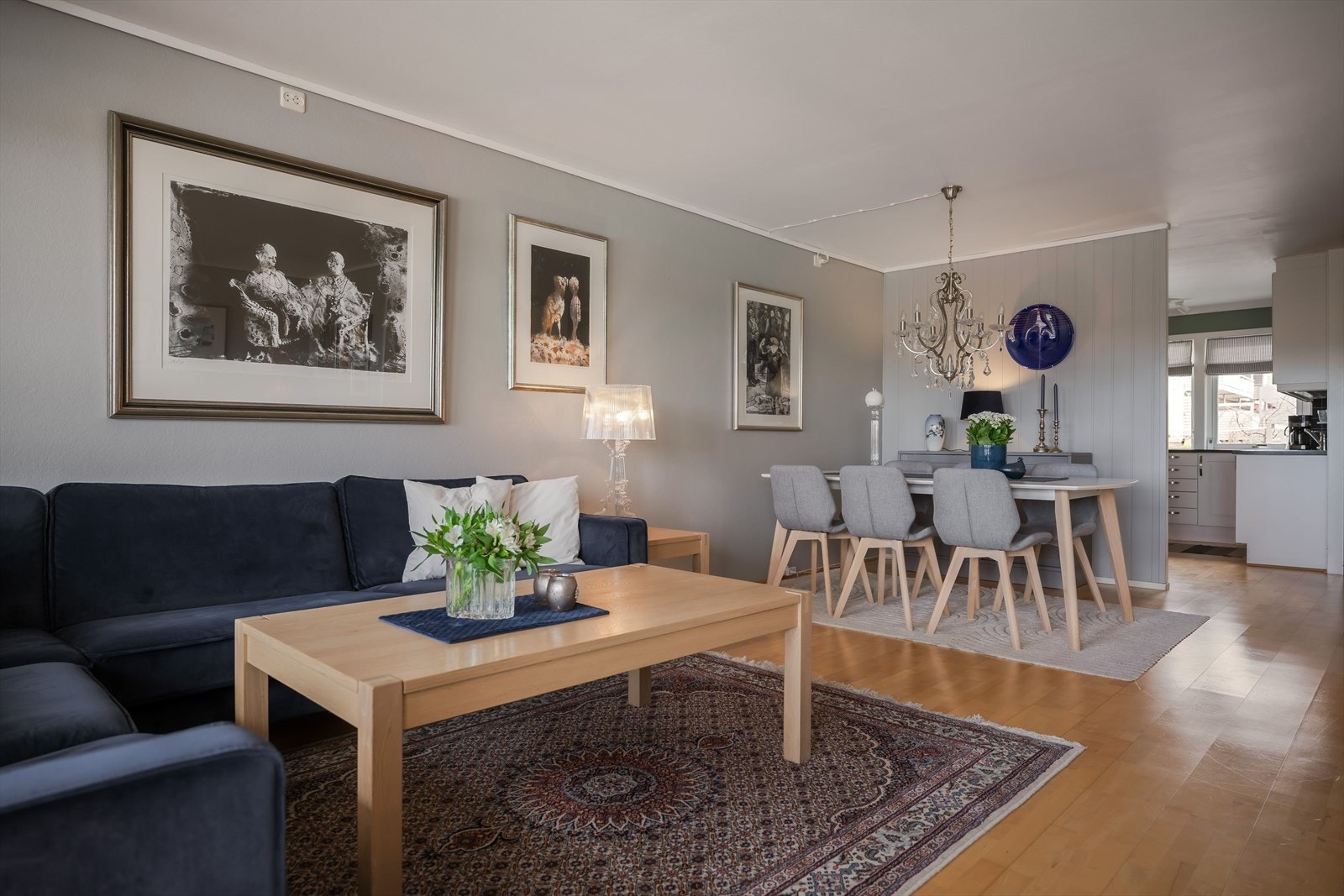 Stuen har god plass til sofa- og spisebordløsninger samt øvrig møblement. Galleribilde