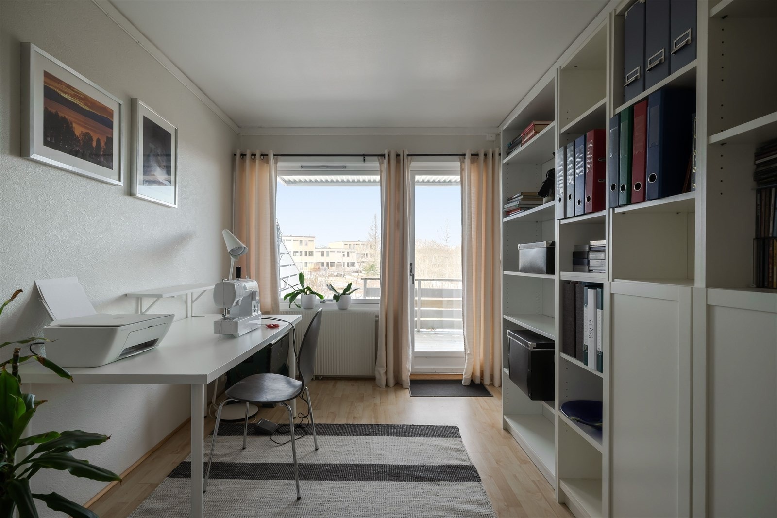 Soverom 1 er på 10 kvm. og har utgang til den deilige markterrassen. Galleribilde