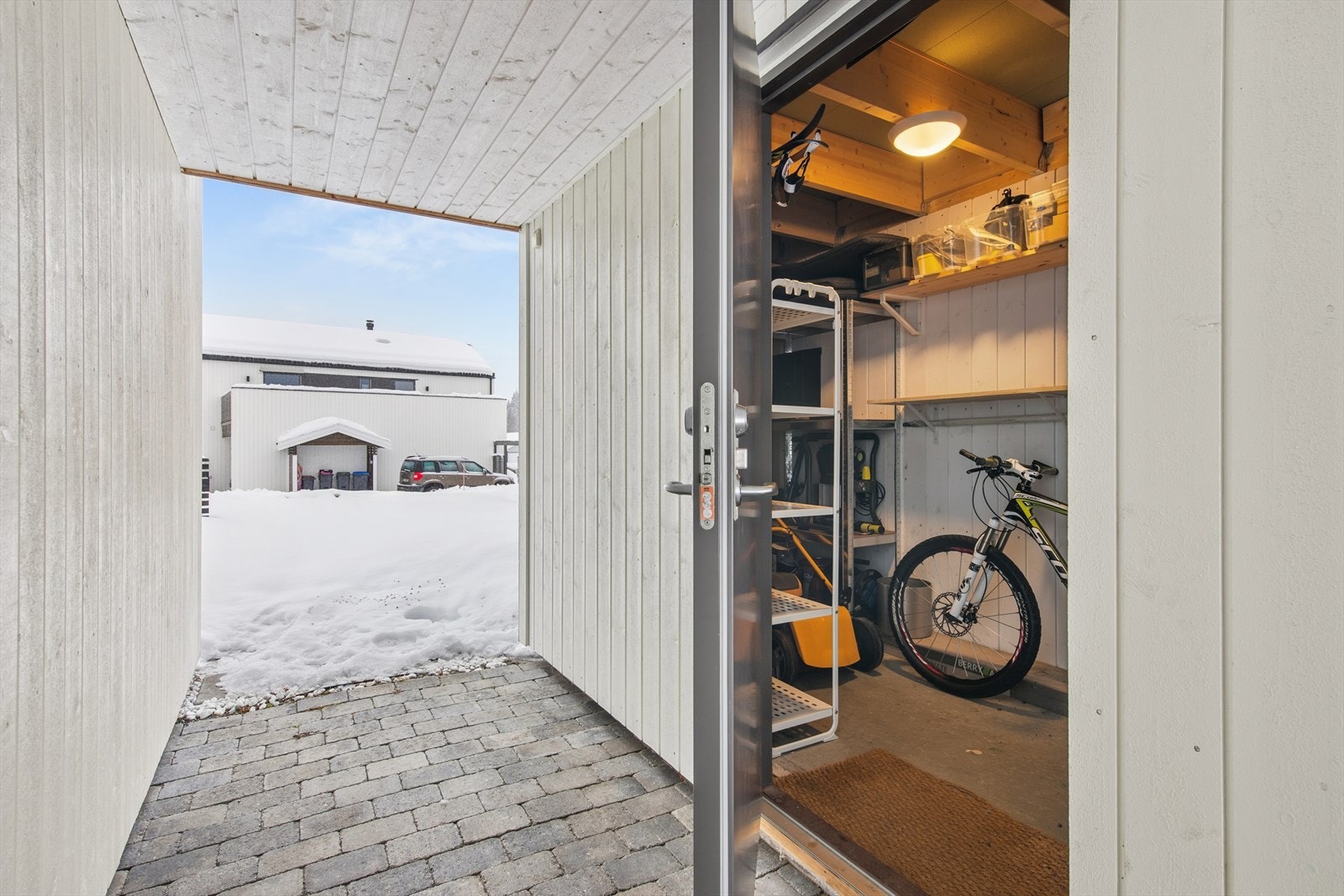 Praktisk, utvendig bod på 6 m² i tilknytning til inngangspartiet. Galleribilde