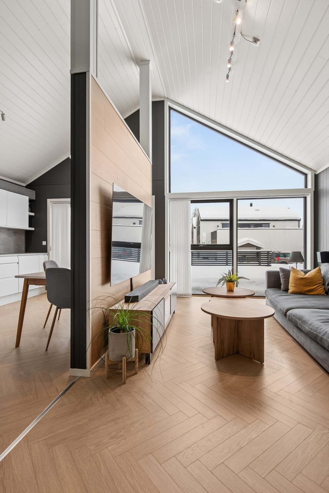 Gjennomgående laminatgulv i en lys tone binder rommene sammen. Galleribilde