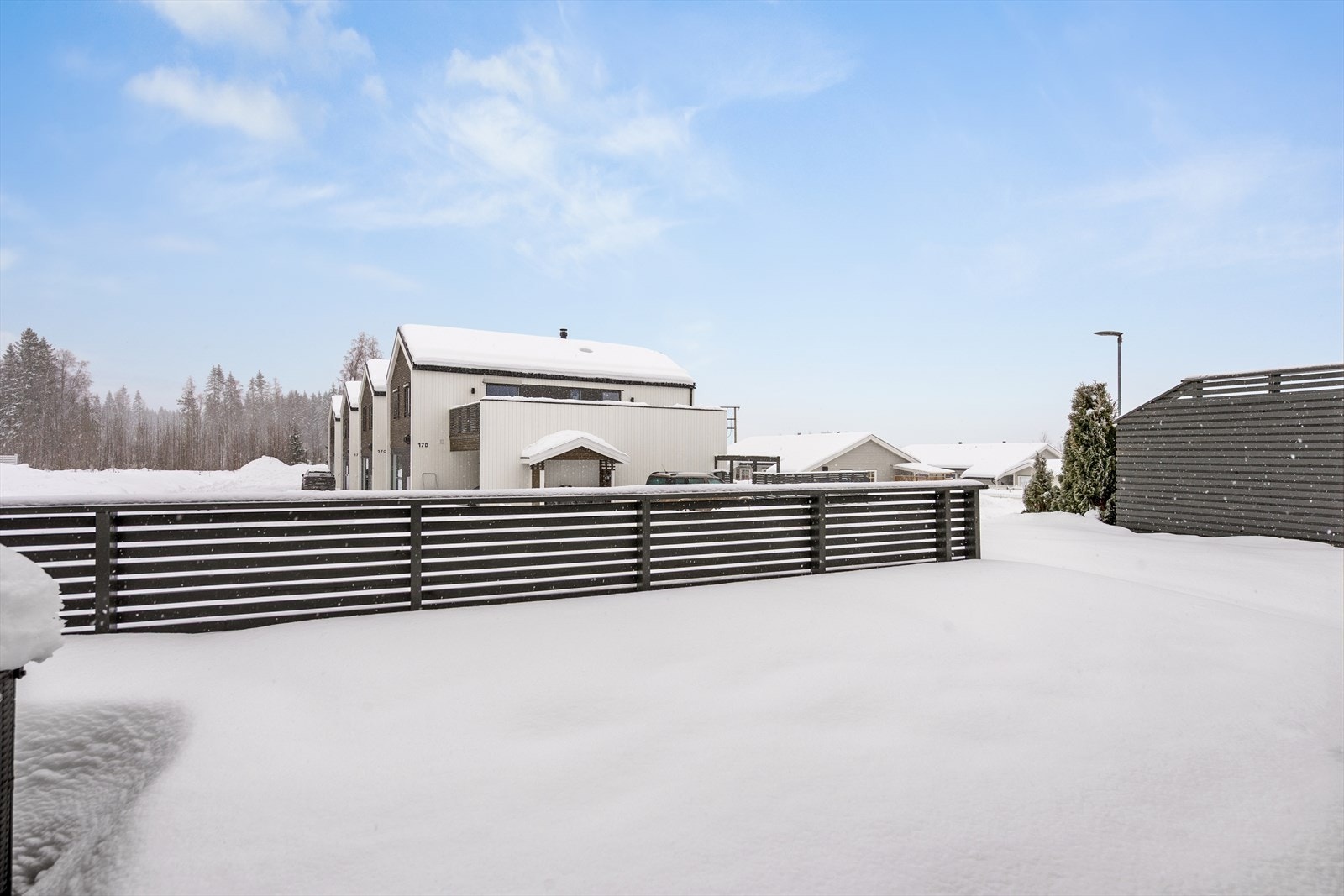 Eiendommen ligger i et barnevennlig område med kort vei til skoler, barnehager og flotte turområder i skog og mark. Galleribilde