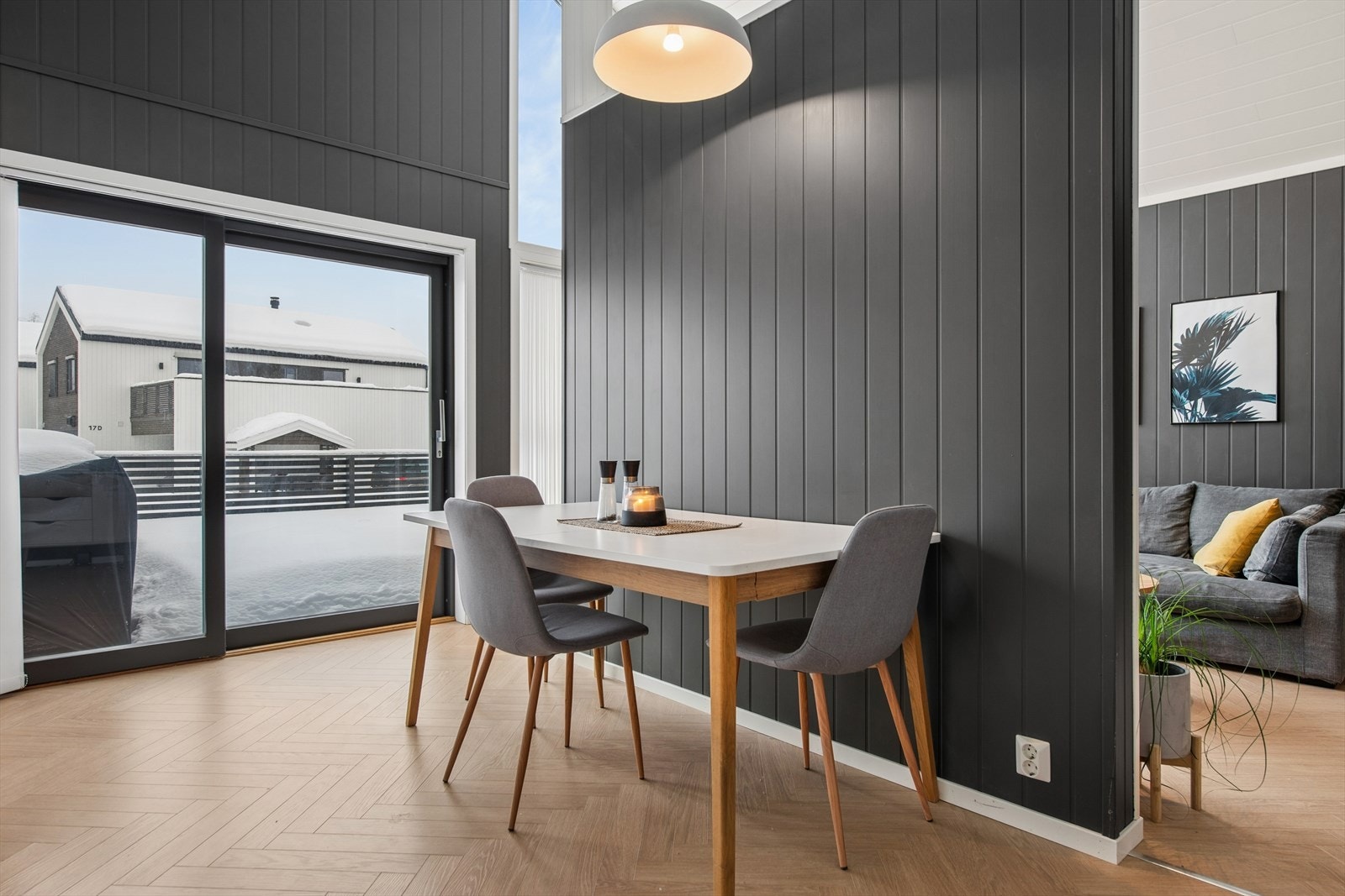 Spiseplassen er en naturlig del av rommet, med nærhet til både kjøkken og terrasse. Galleribilde