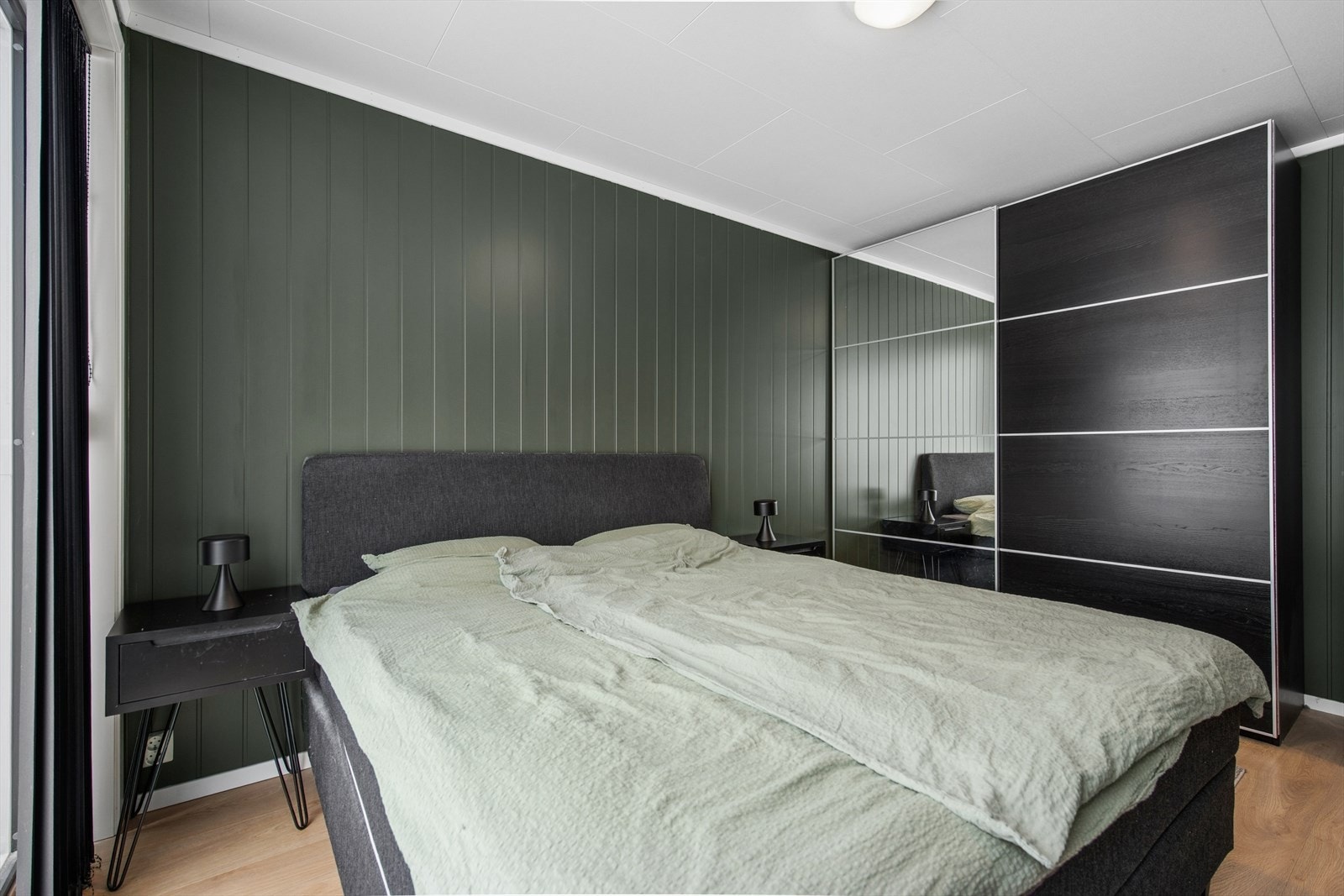 Hovedsoverommet har god plass til dobbeltseng og en romslig garderobeløsning. Galleribilde