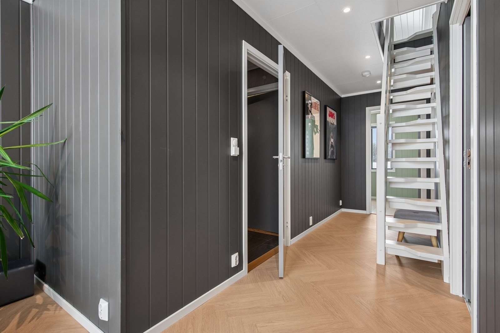 Gangen forbinder oppholdsrommet med soveromsavdelingen og badet. Her er også trappen opp til hemsen. Galleribilde