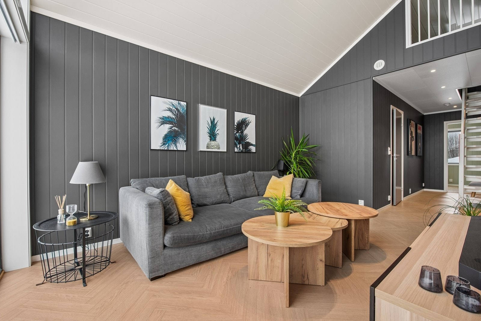 De mørke panelplatene skaper en lun og moderne kontrast i oppholdsrommet. Galleribilde