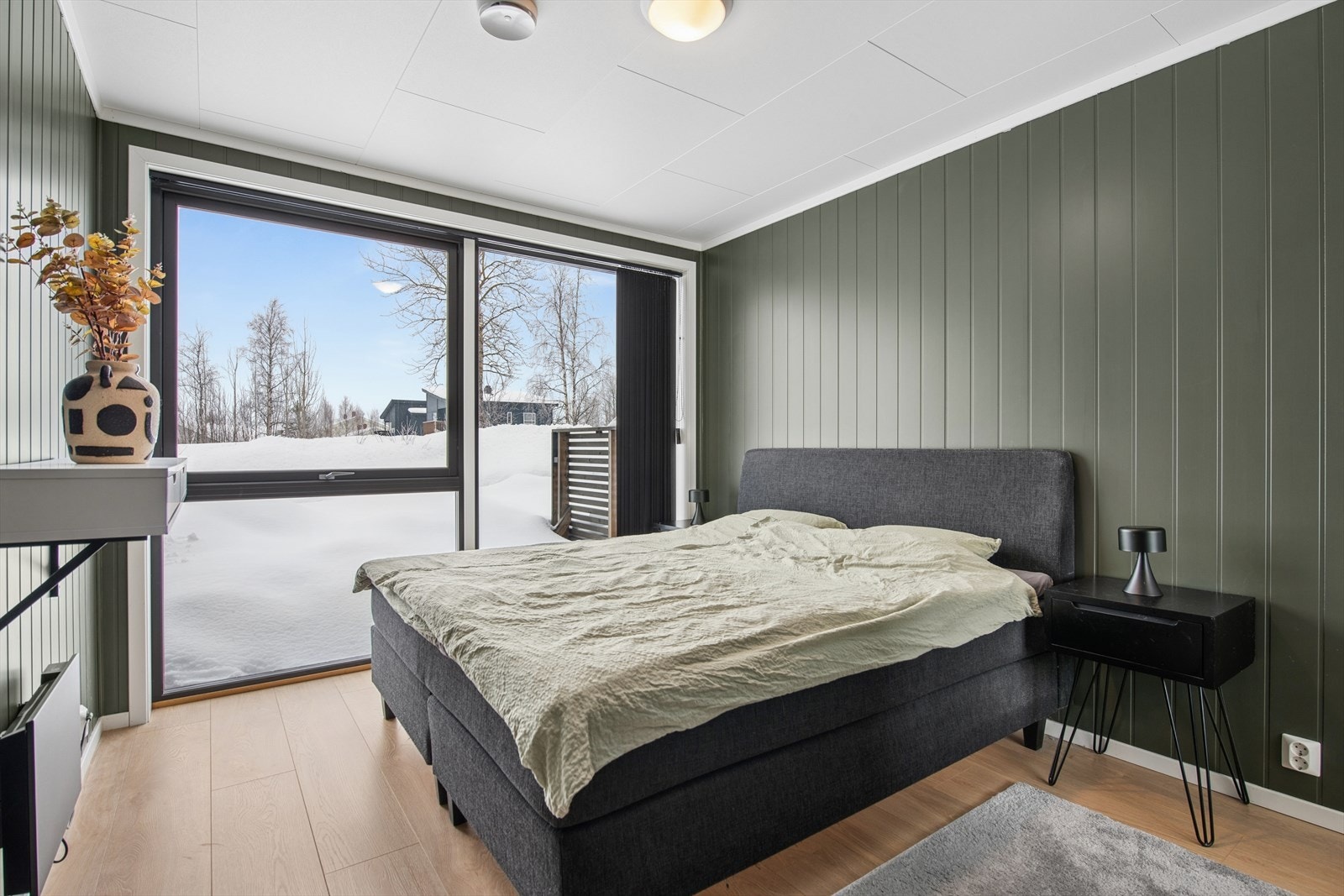 Fra hovedsoverommet er det utgang til en terrasseplatting på 12 m². Galleribilde