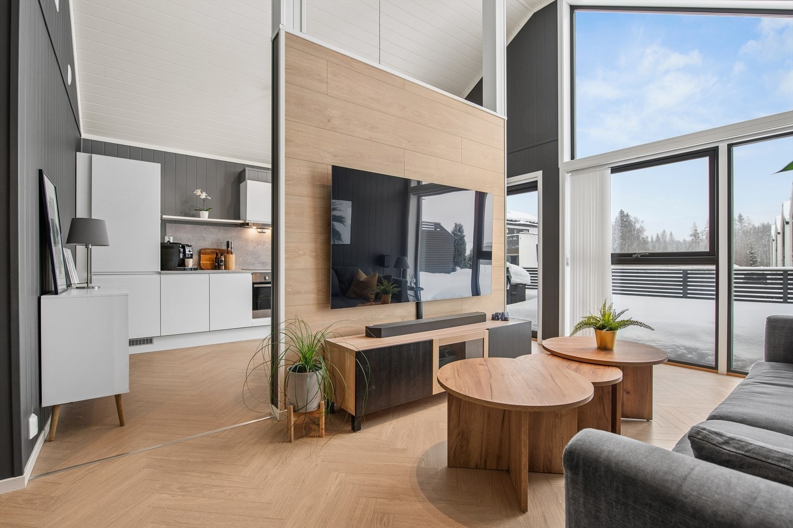 Det er gulvvarme i stue og kjøkken, og balansert ventilasjon med varmegjenvinner sikrer et godt inneklima. Galleribilde