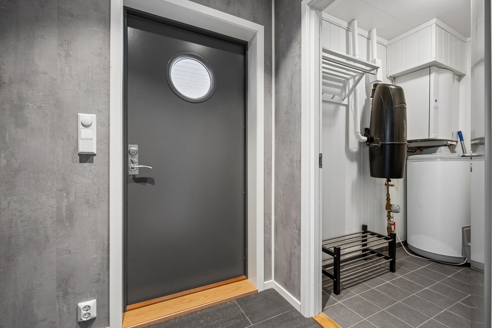 Fra vindfanget er det adkomst til teknisk rom med varmtvannsbereder fra 2017 og sentralstøvsuger. Galleribilde
