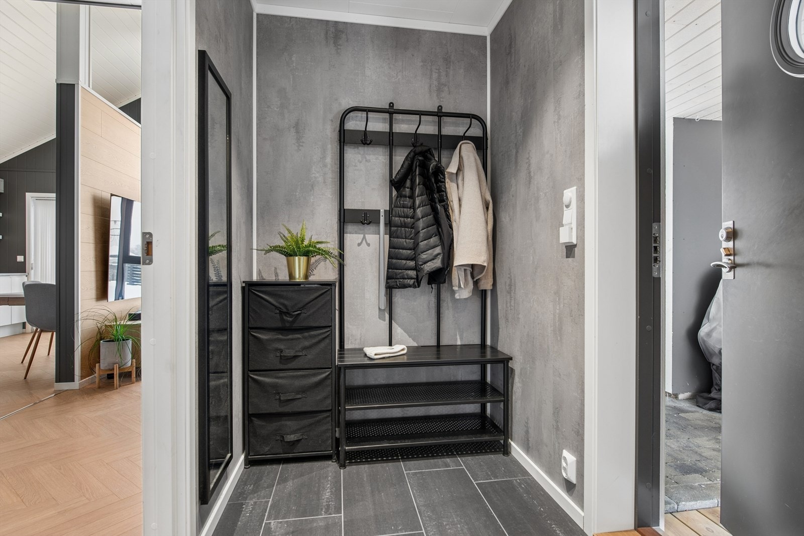 Innbydende entré med flislagt gulv og behagelig gulvvarme. Galleribilde