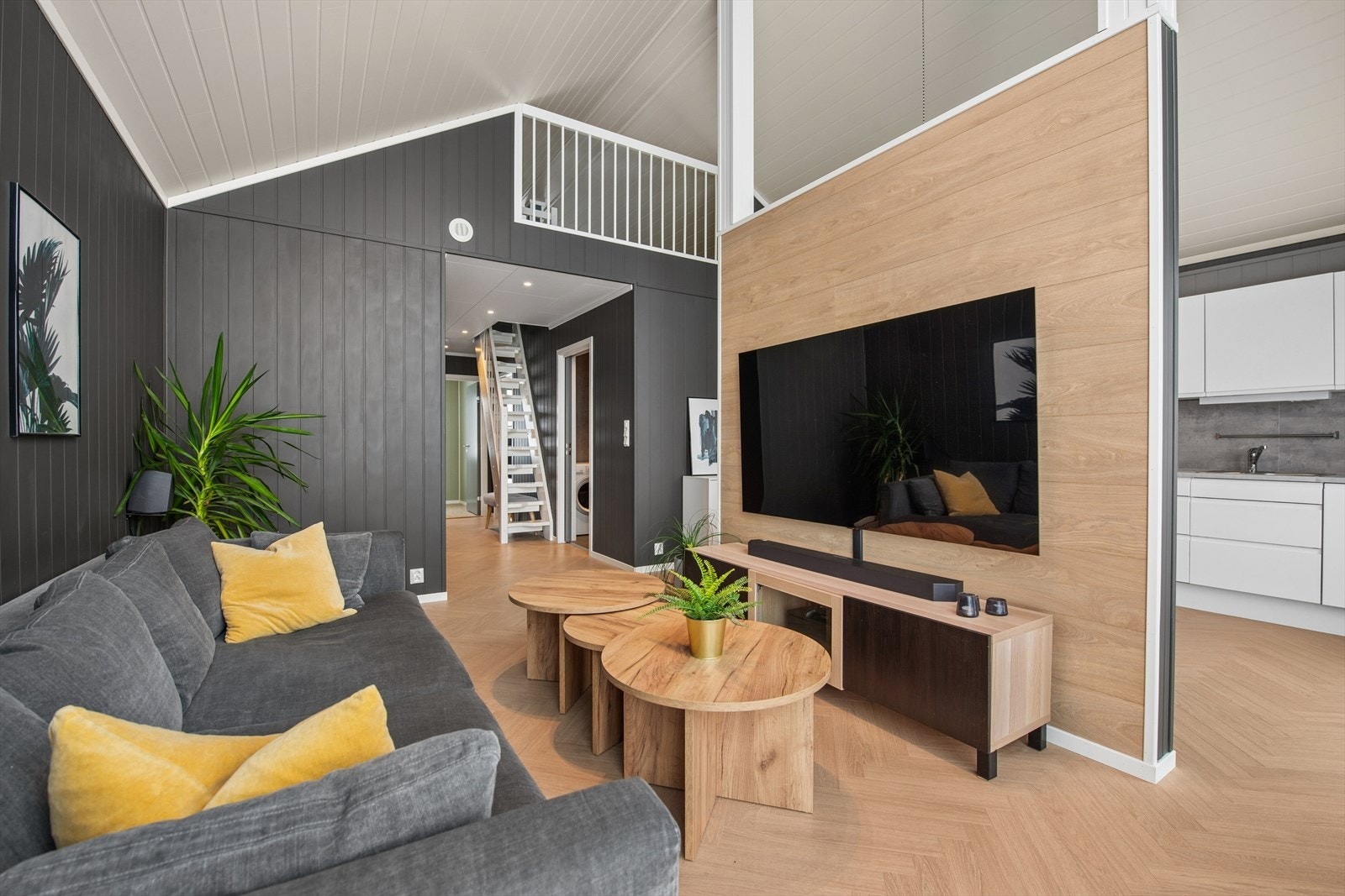 Fra stuen er det utgang til en terrasseplatting på 19 m² via en heve-/skyvedør. Galleribilde