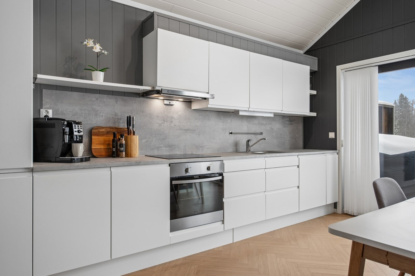 Kjøkkenet er utstyrt med komfyr, koketopp, oppvaskmaskin og kombiskap. Komfyrvakt og vannstopper er installert. Galleribilde