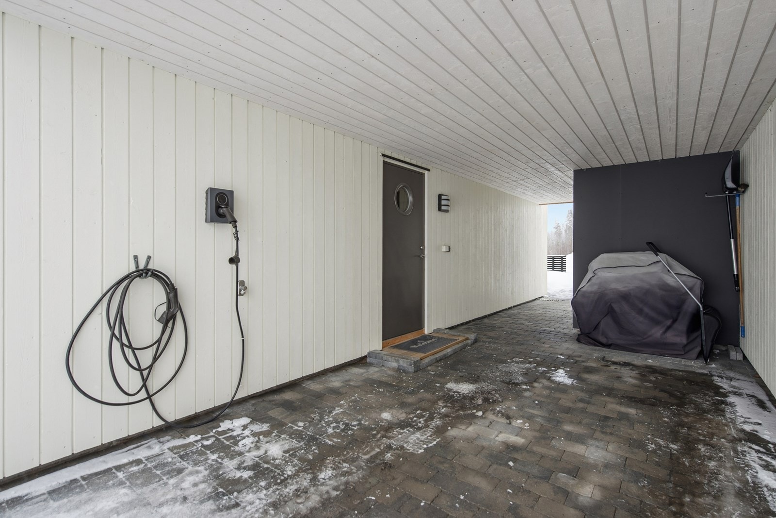 Parkering i carport med elbillader installert i 2020. Galleribilde