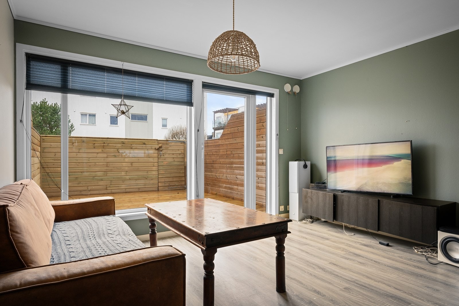 Fra stuen er det direkte utgang til en skjermet og solrik terrasse. Galleribilde