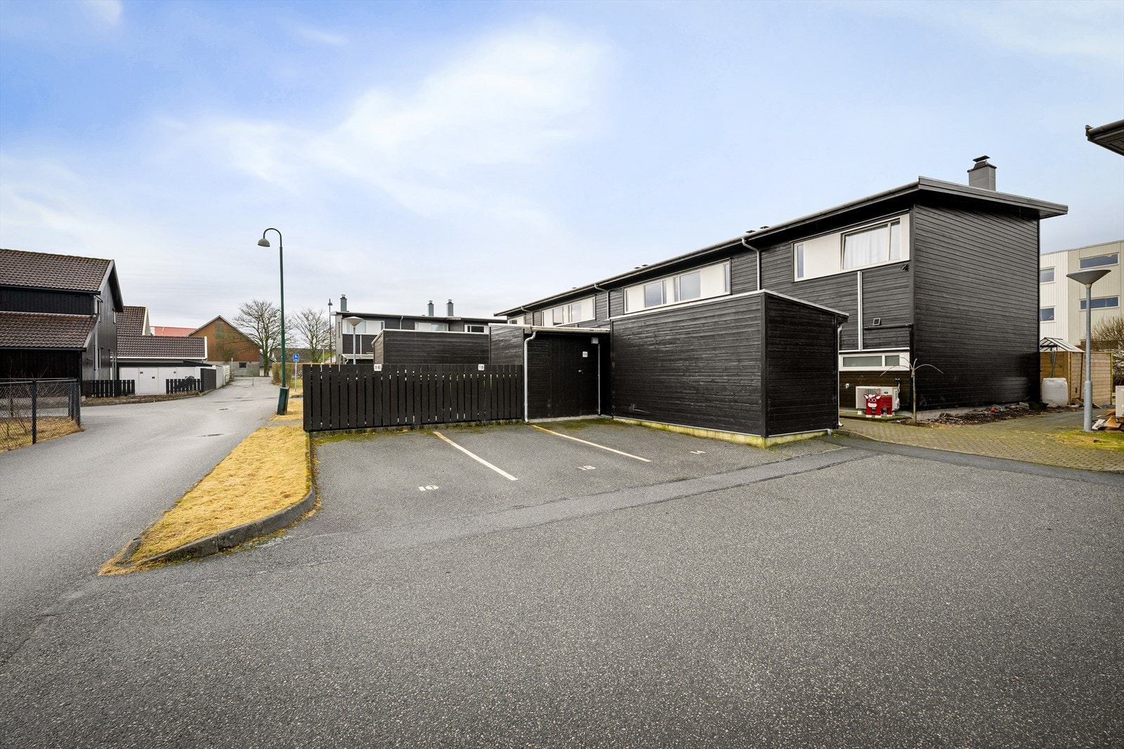 Boligen disponerer en fast utvendig parkeringsplass. I tilknytning til inngangspartiet er det også en praktisk utebod på 5 m². Galleribilde