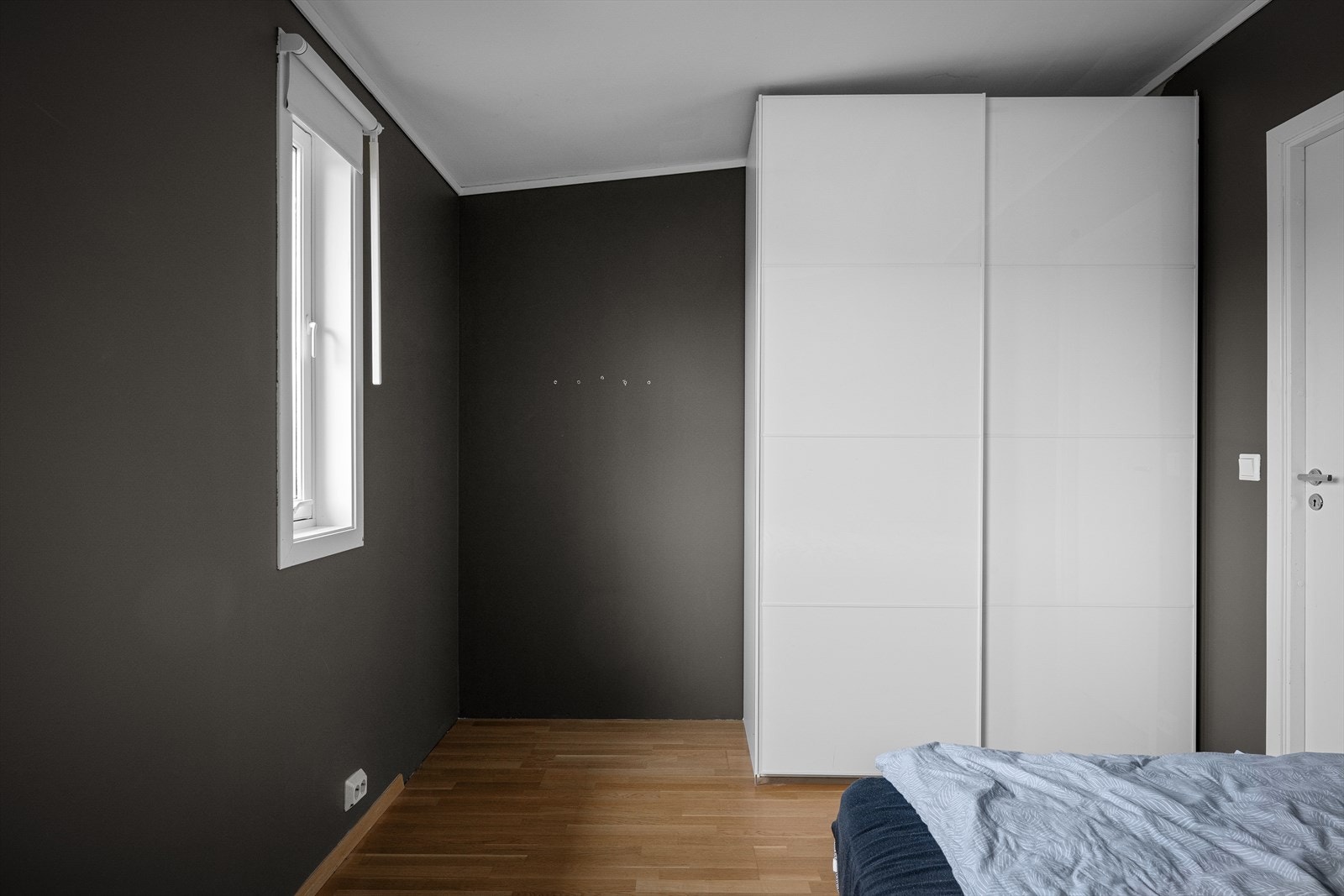 Hovedsoverommet har god plass til dobbeltseng og oppbevaring i garderobeskap. Galleribilde