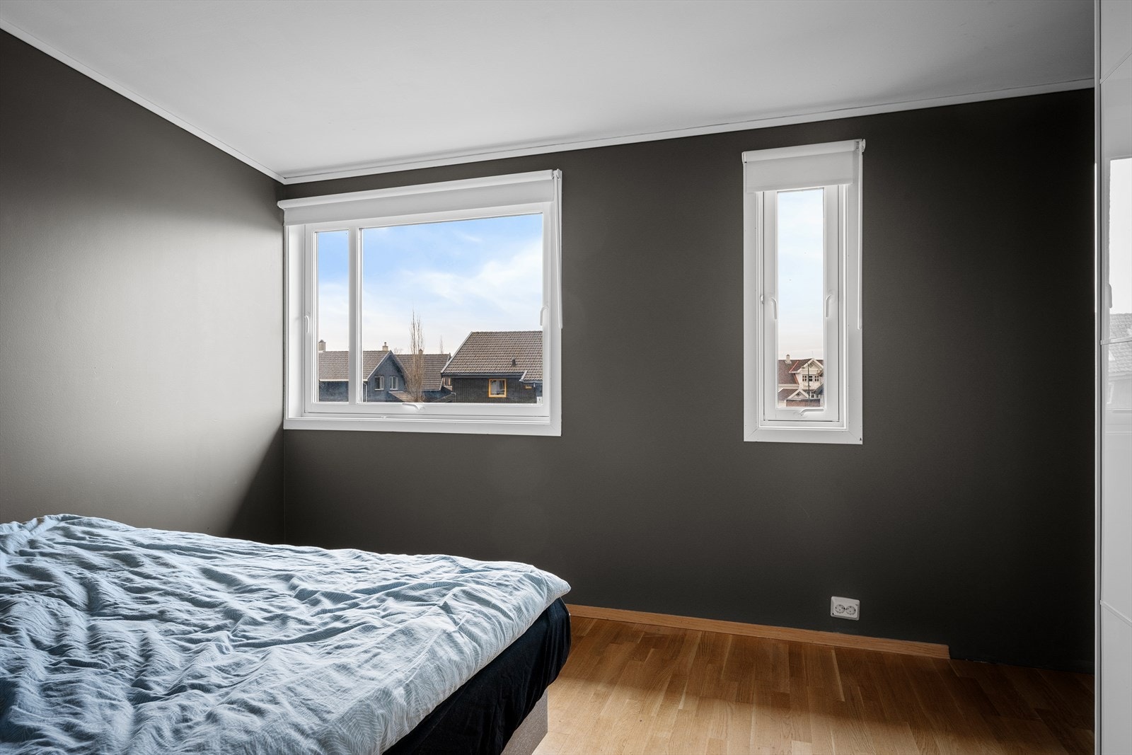 Vinduer med tolags glass fra byggeåret slipper inn dagslys. Galleribilde