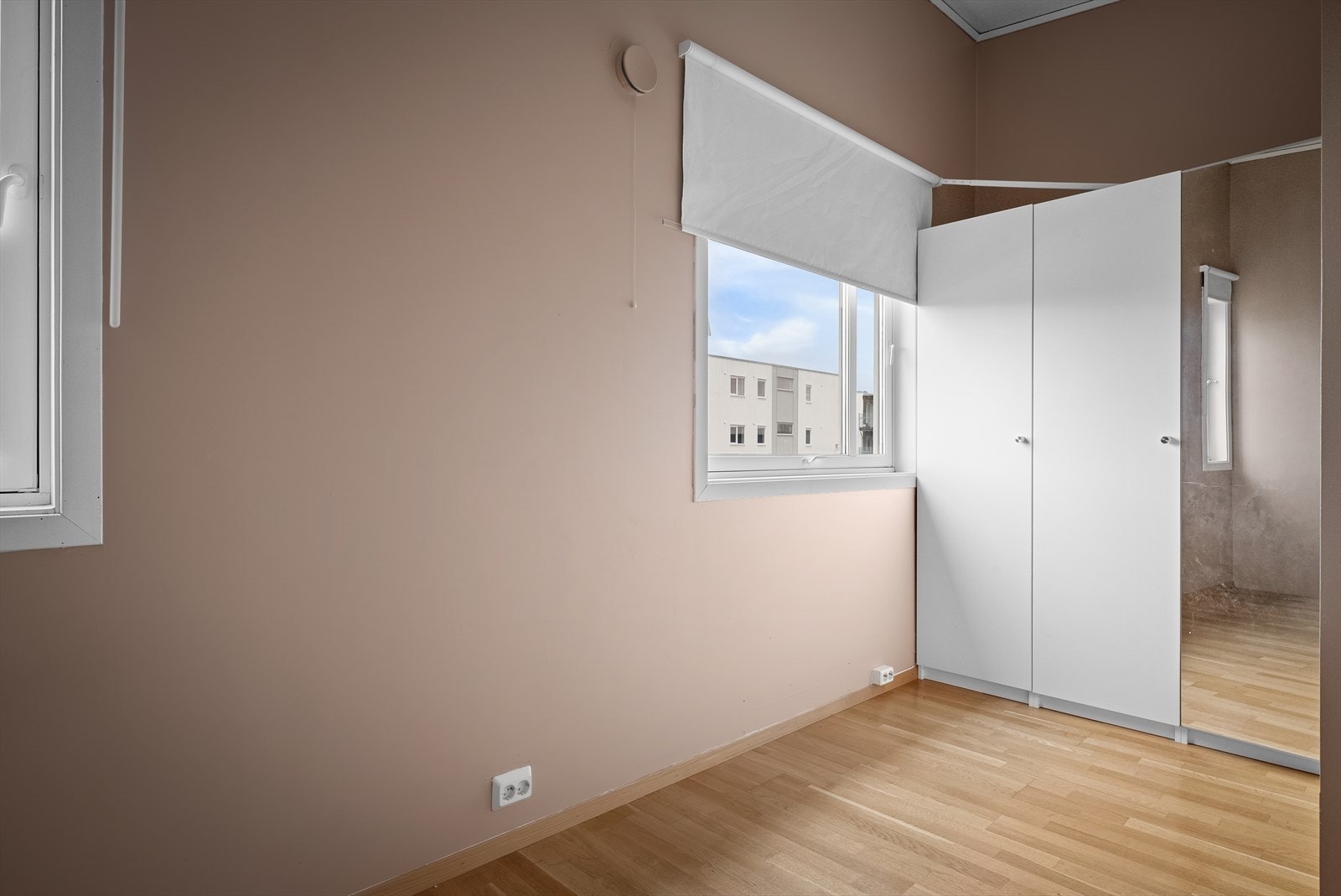 Også her er det parkett på gulvet og plass til garderobeløsning. Galleribilde