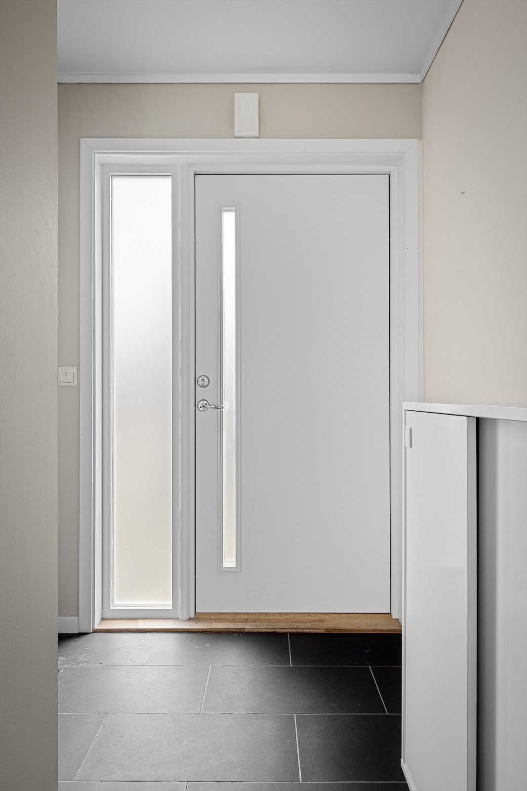 Velkommen inn! Entré med flislagt gulv. Galleribilde