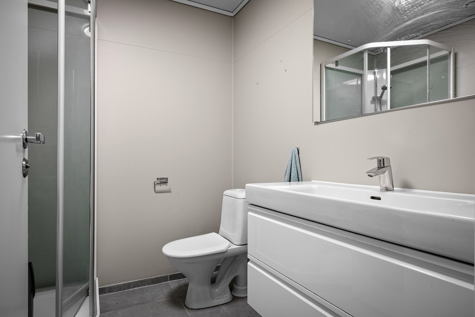 Badet i andre etasje har flislagt gulv med varmekabler, dusjkabinett og toalett. Galleribilde