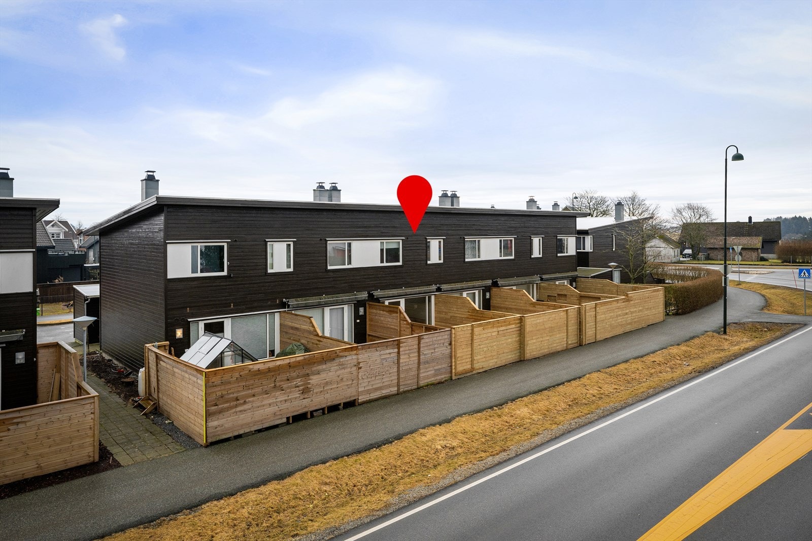 Velkommen til Nyvollveien 16! Sentral beliggende rekkehus over to plan I 2 soverom I Fast utvendig parkering. Foto: Dirdal Foto v/Stian Dirdal Galleribilde