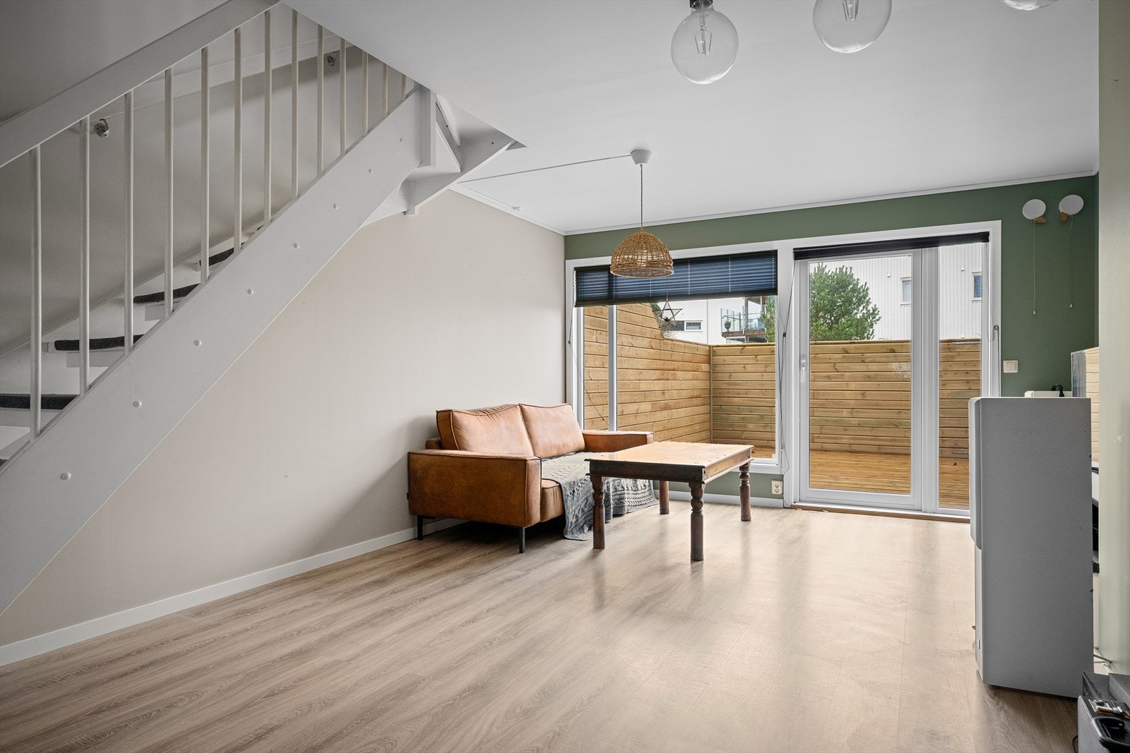 Stuen er et lyst og trivelig oppholdsrom med god plass til sofagruppe. Galleribilde