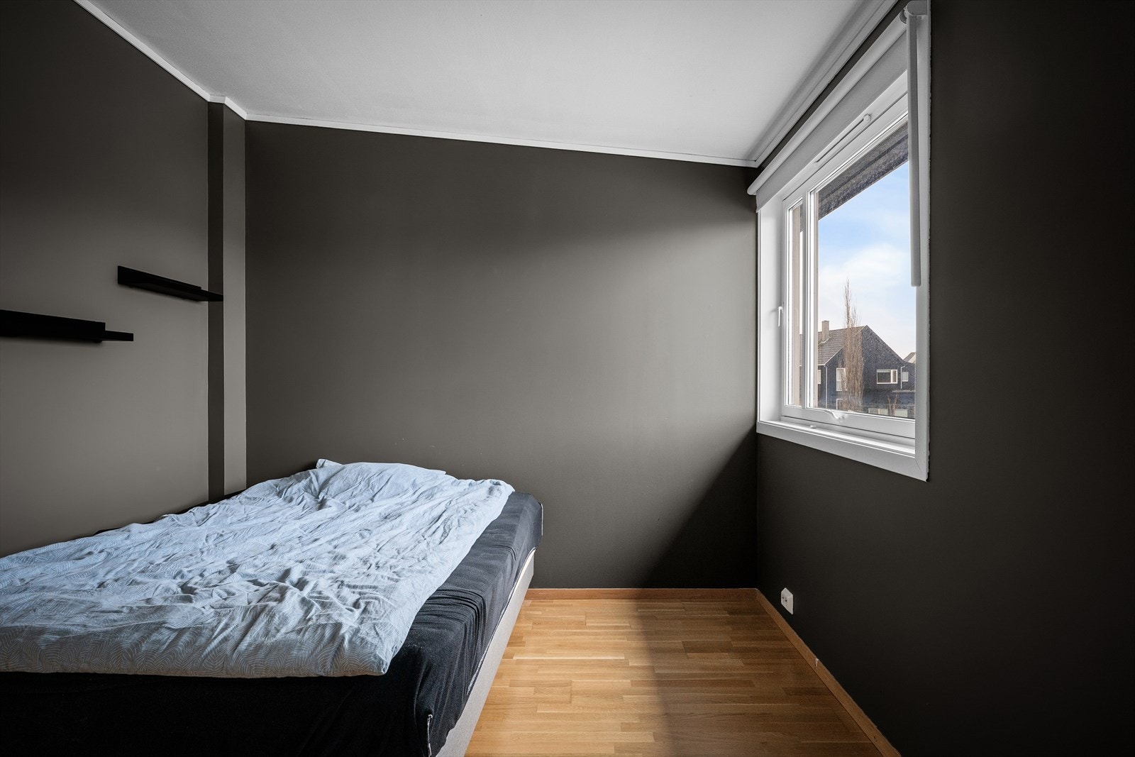 Rommet har parkett på gulvet og malte veggflater. Galleribilde