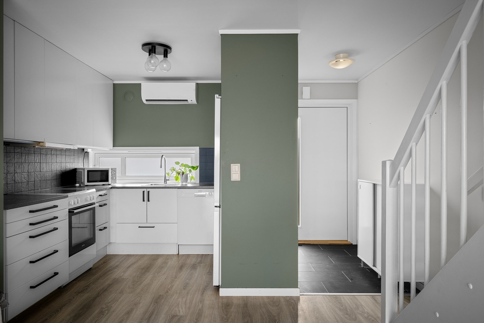 Fra gangen åpner boligen seg opp mot kjøkkenet og stuen. Trappen leder opp til andre etasje. Galleribilde