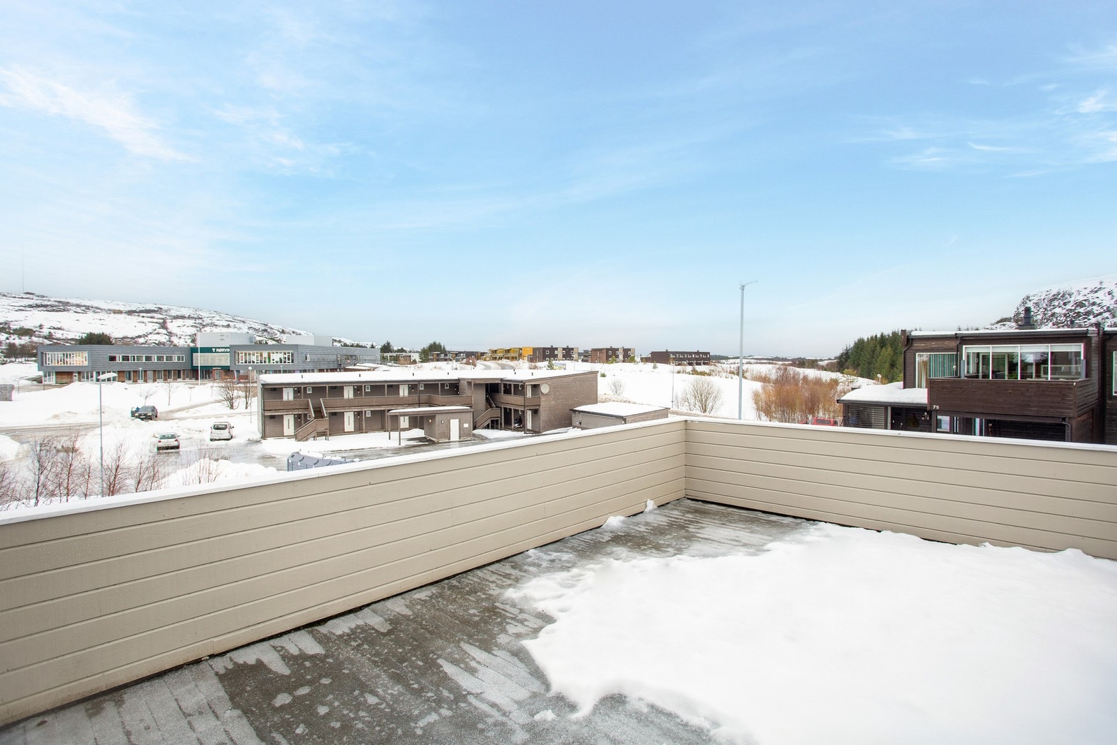 Fra kjøkkenet er det utgang til terrasse på ca 34 kvm. Galleribilde