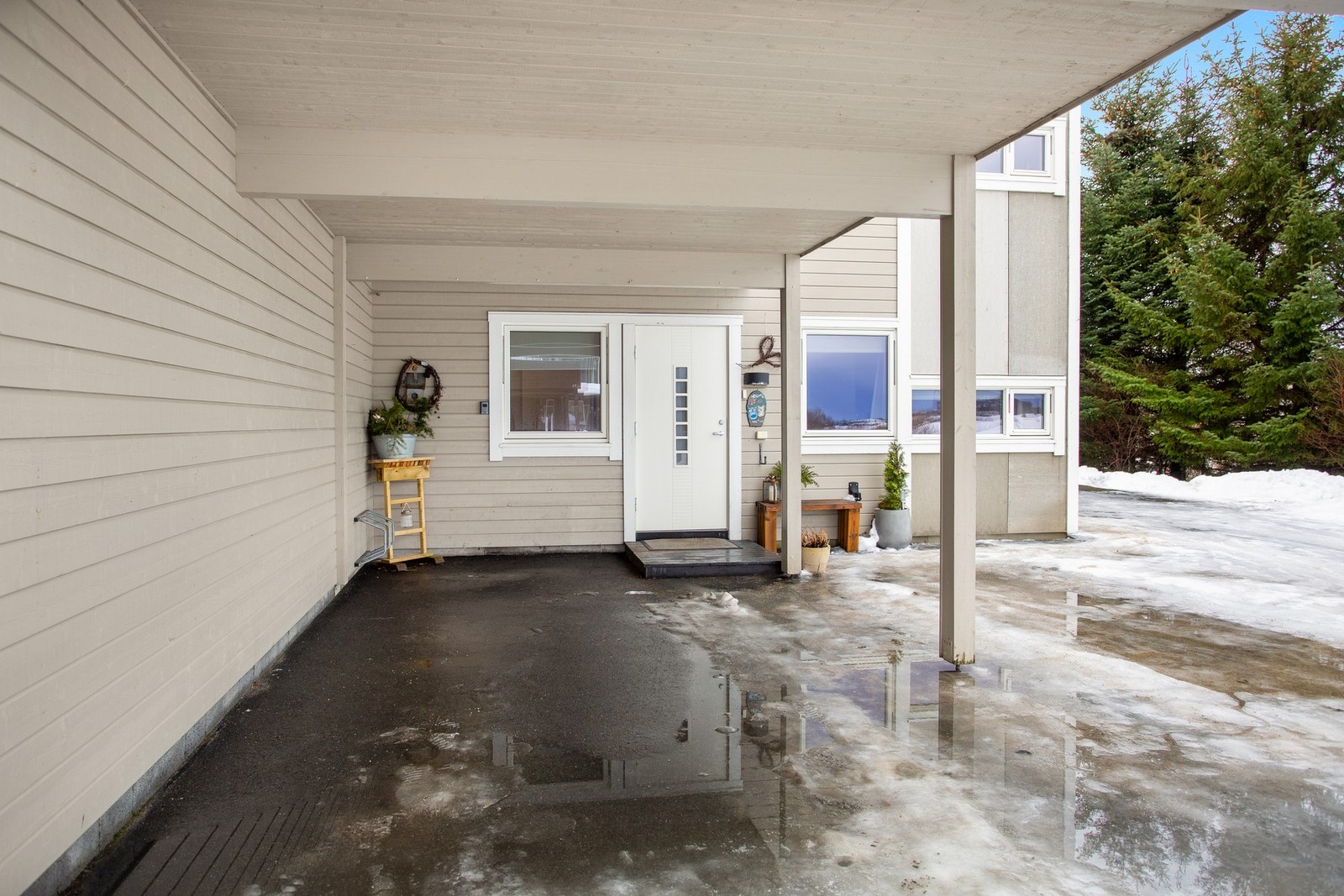 Asfaltert ved carport og inngangsparti Galleribilde