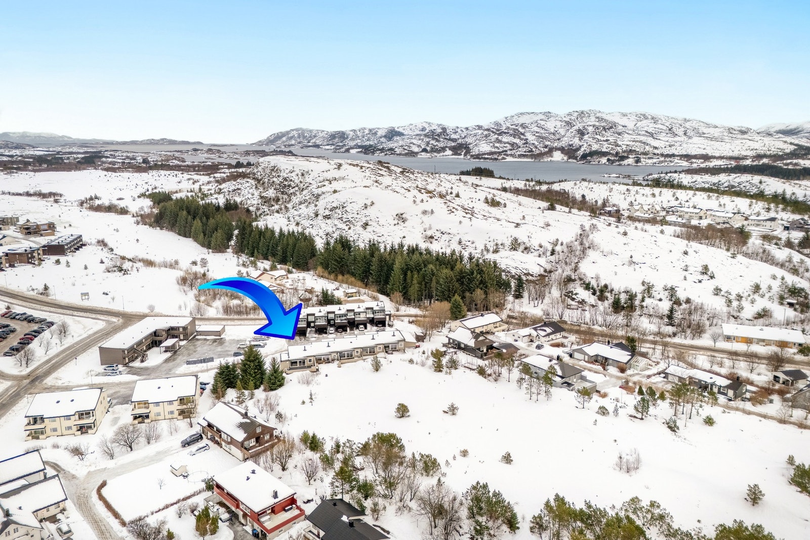 Det er nærhet til barne- og ungdomsskole, med videre gangavstand til flere barnehager, videregående skole, idrettsanlegg med ny hall og svømmehall, samt sentrum. Galleribilde