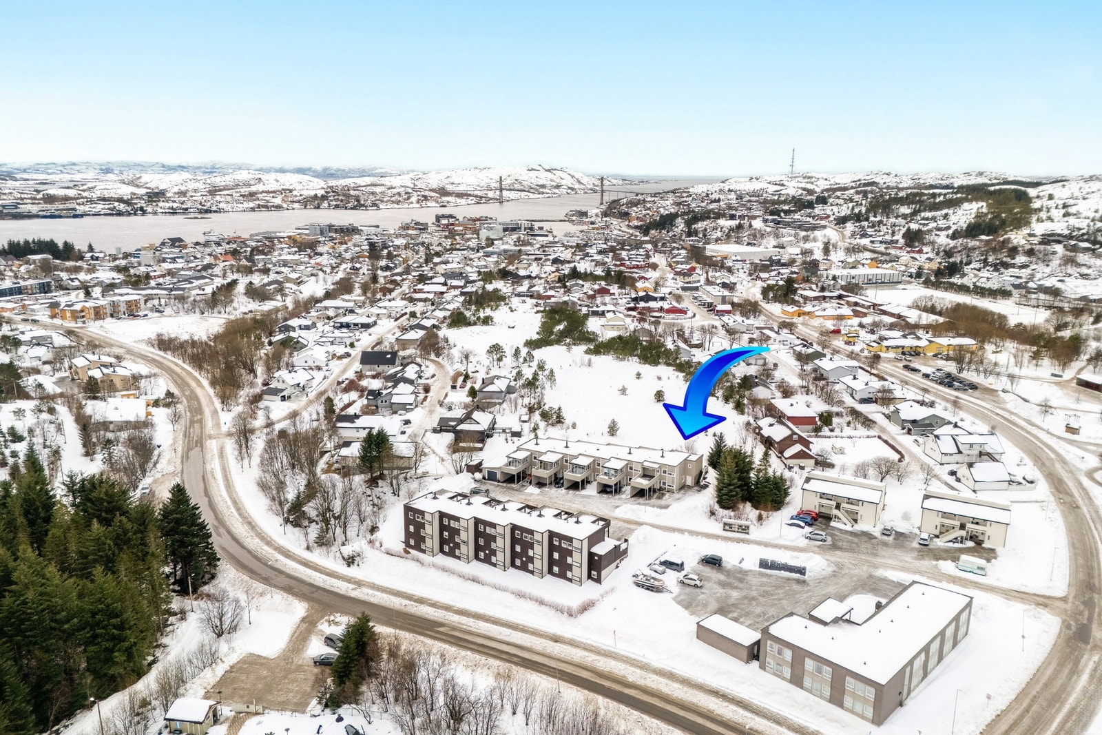 Sentral og barnevennlig beliggenhet med kort avstand til barnehager, skole, videregående skole, idrettsanlegg, turområder, sentrum, m.m. Galleribilde